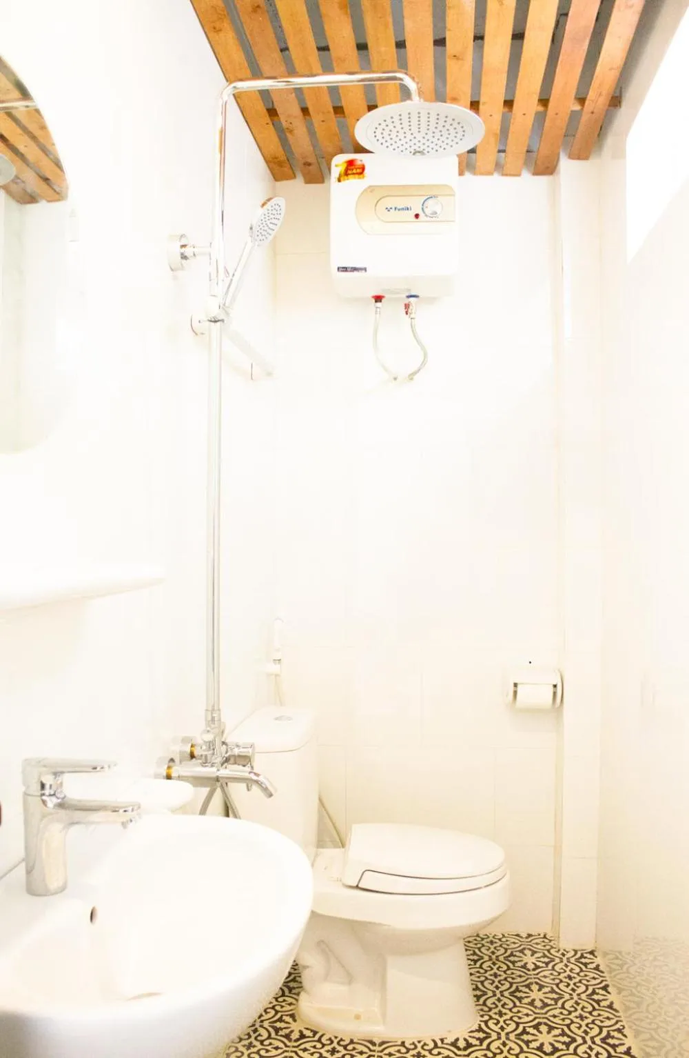 Shower in The Bay - Ha Long Homestay