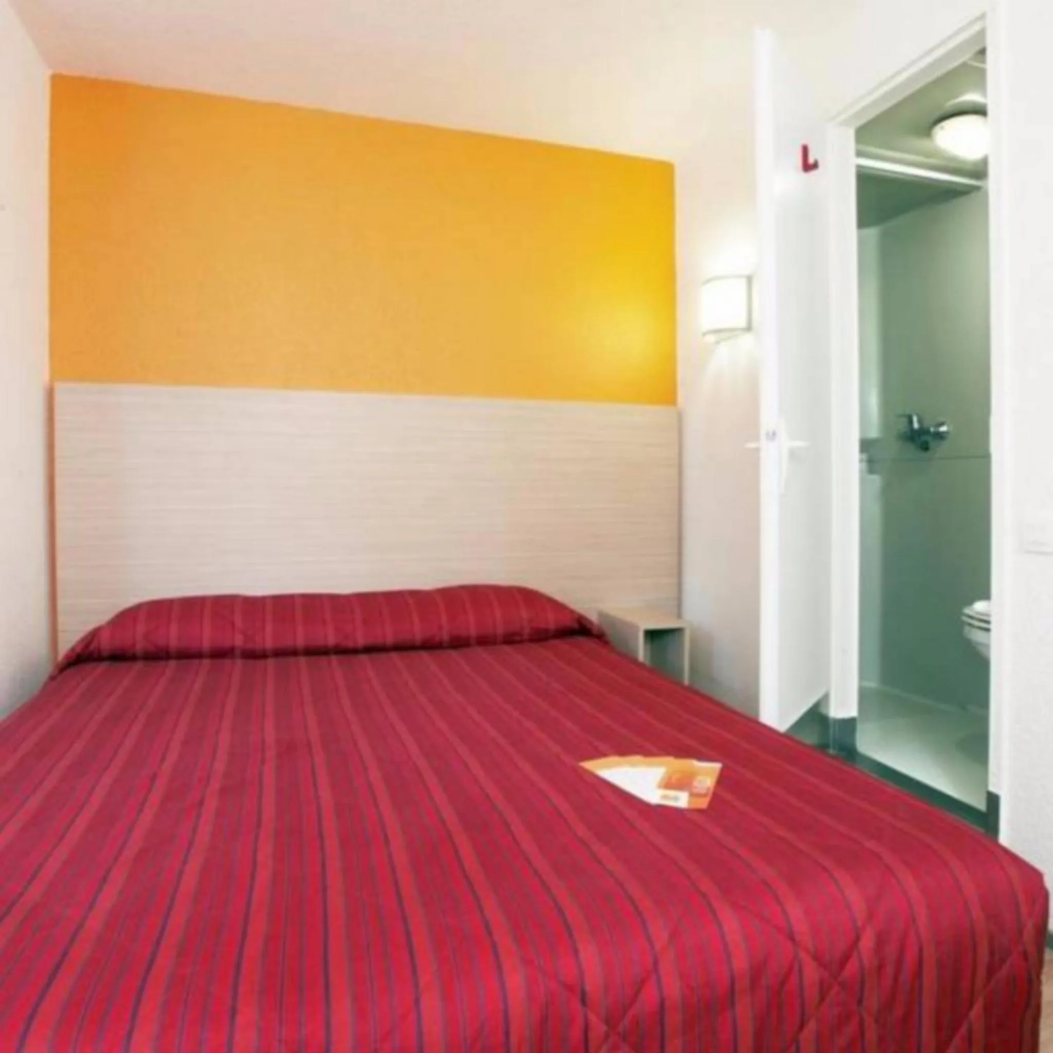 Bed in Hotel HECO Lyon sud Vienne