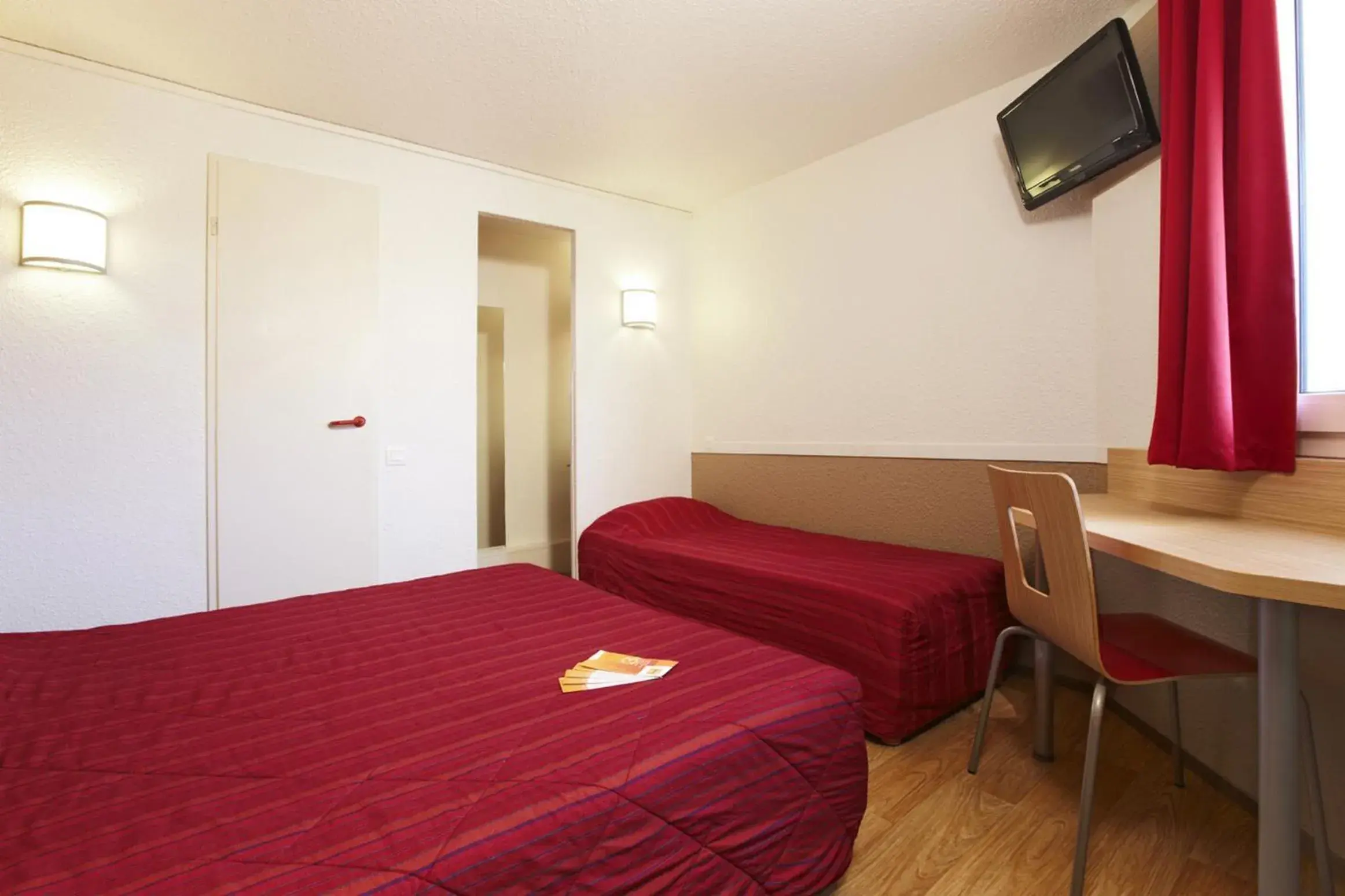 Triple Room with 1 Single Bed and 1 Double Bed in Hotel HECO Lyon sud Vienne Triple Room with 1 Single Bed and 1 Double Bed in Hotel HECO Lyon sud Vienne
