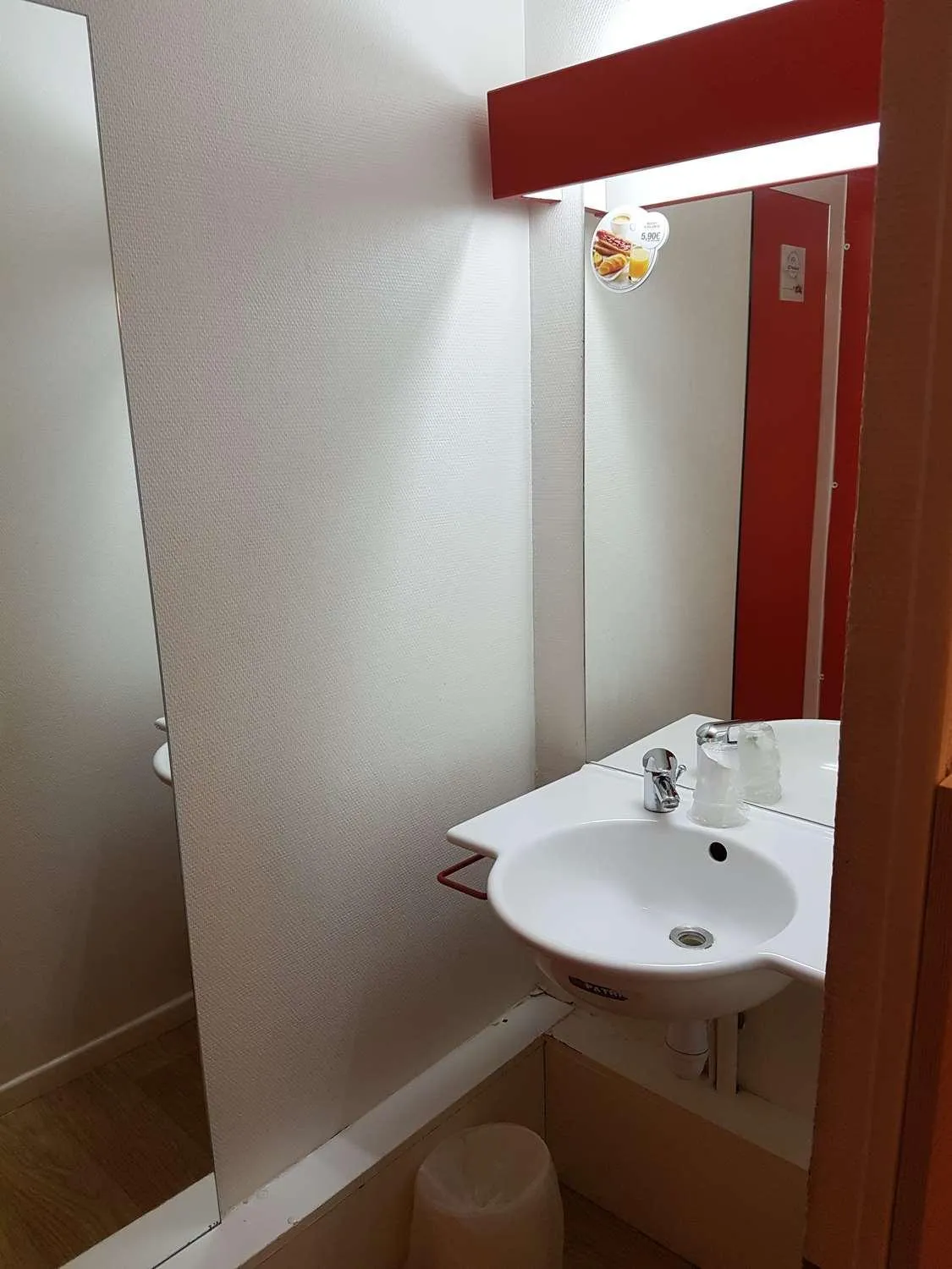 Bathroom in Hotel HECO Lyon sud Vienne