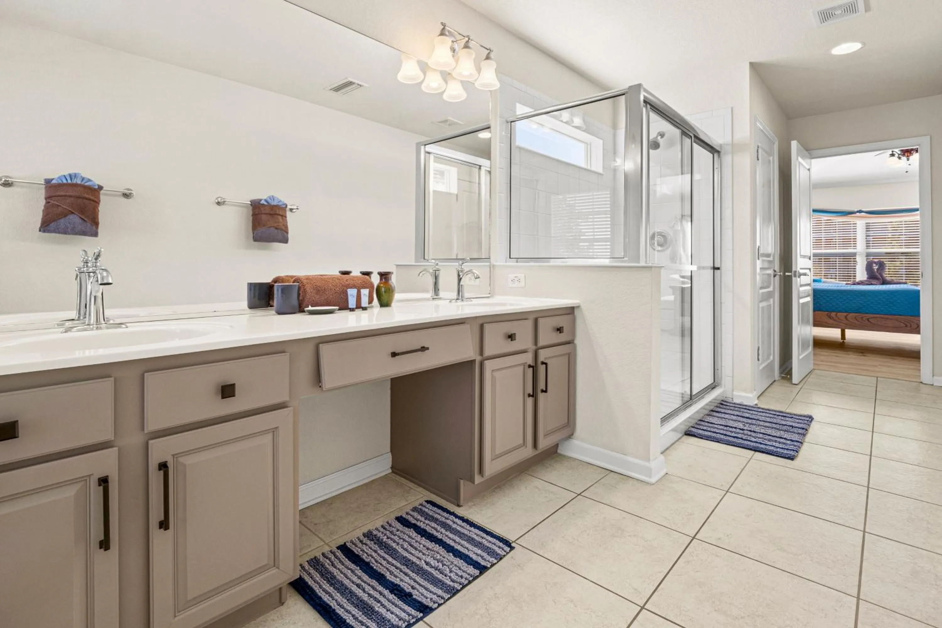 Bathroom, Bed in Flagstone Villa