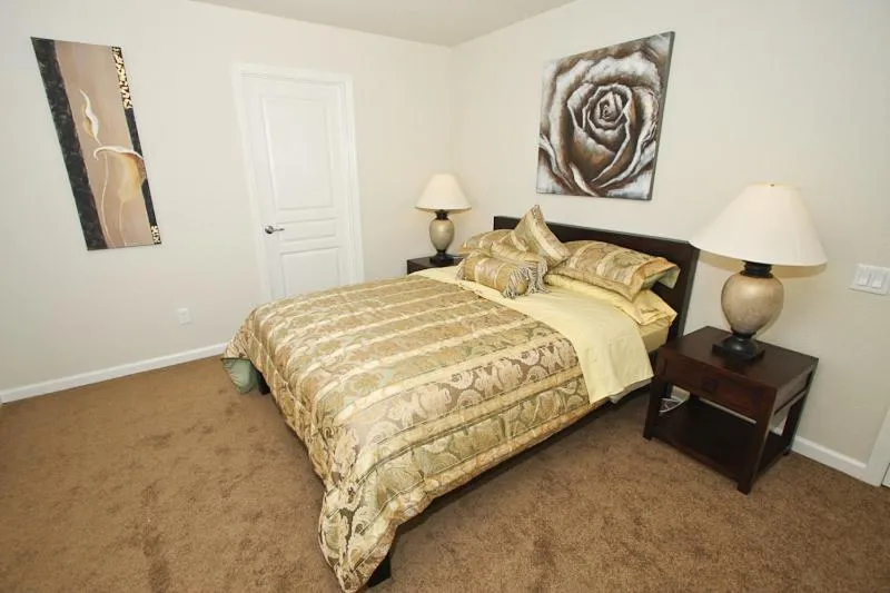 Bedroom, Bed in Flagstone Villa