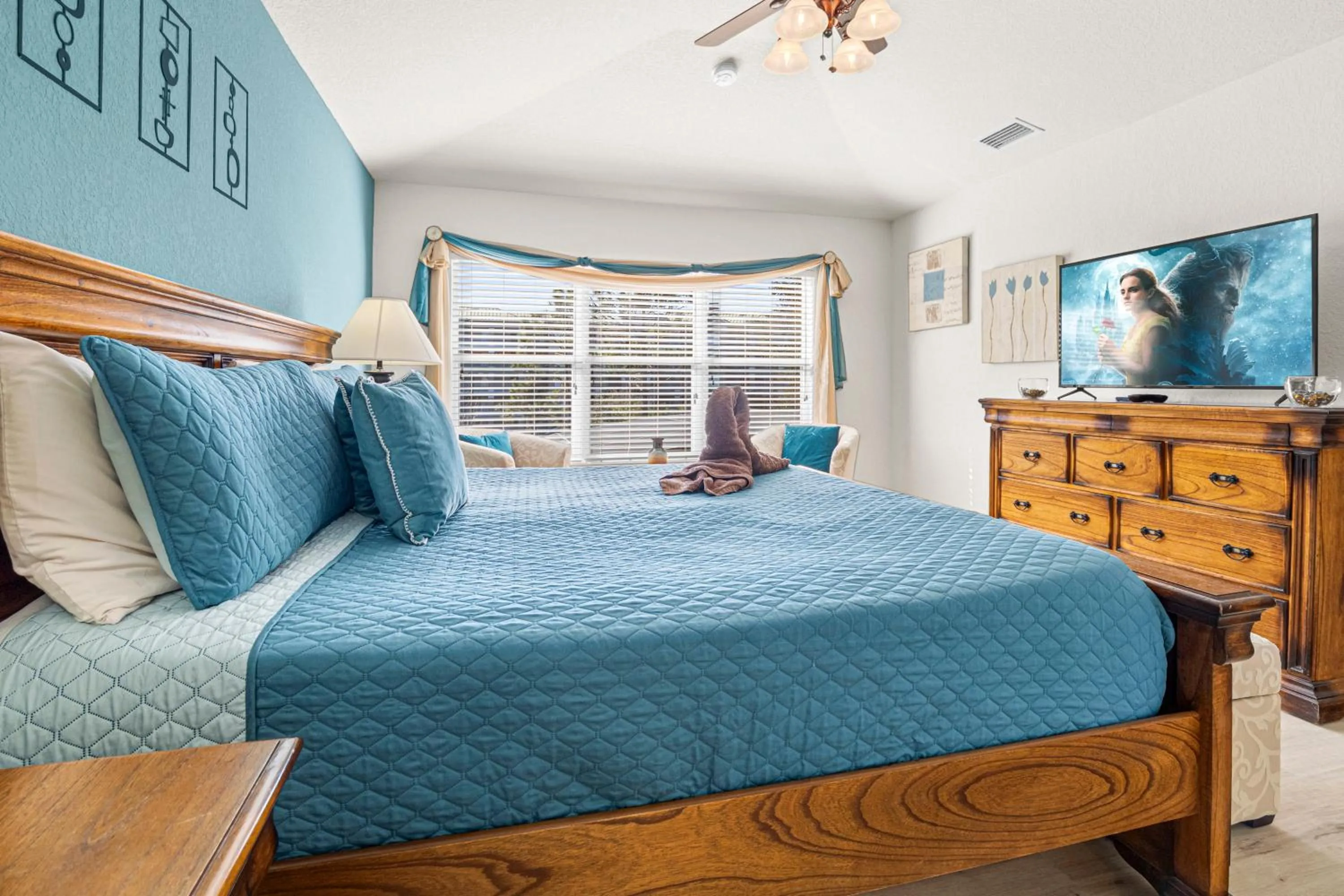 Bedroom, Bed in Flagstone Villa
