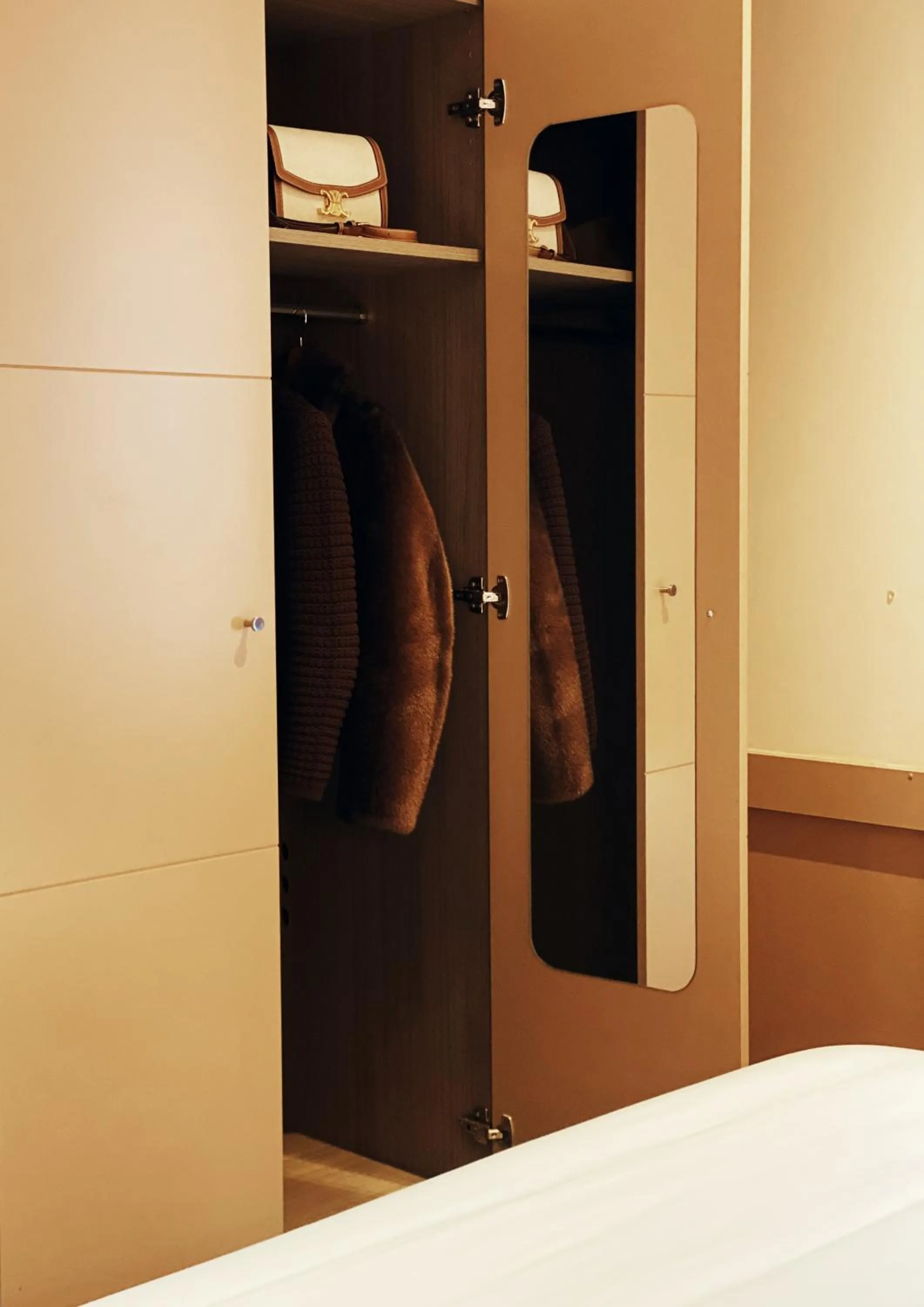 Photo of the whole room, Bed in La Maison des Armateurs