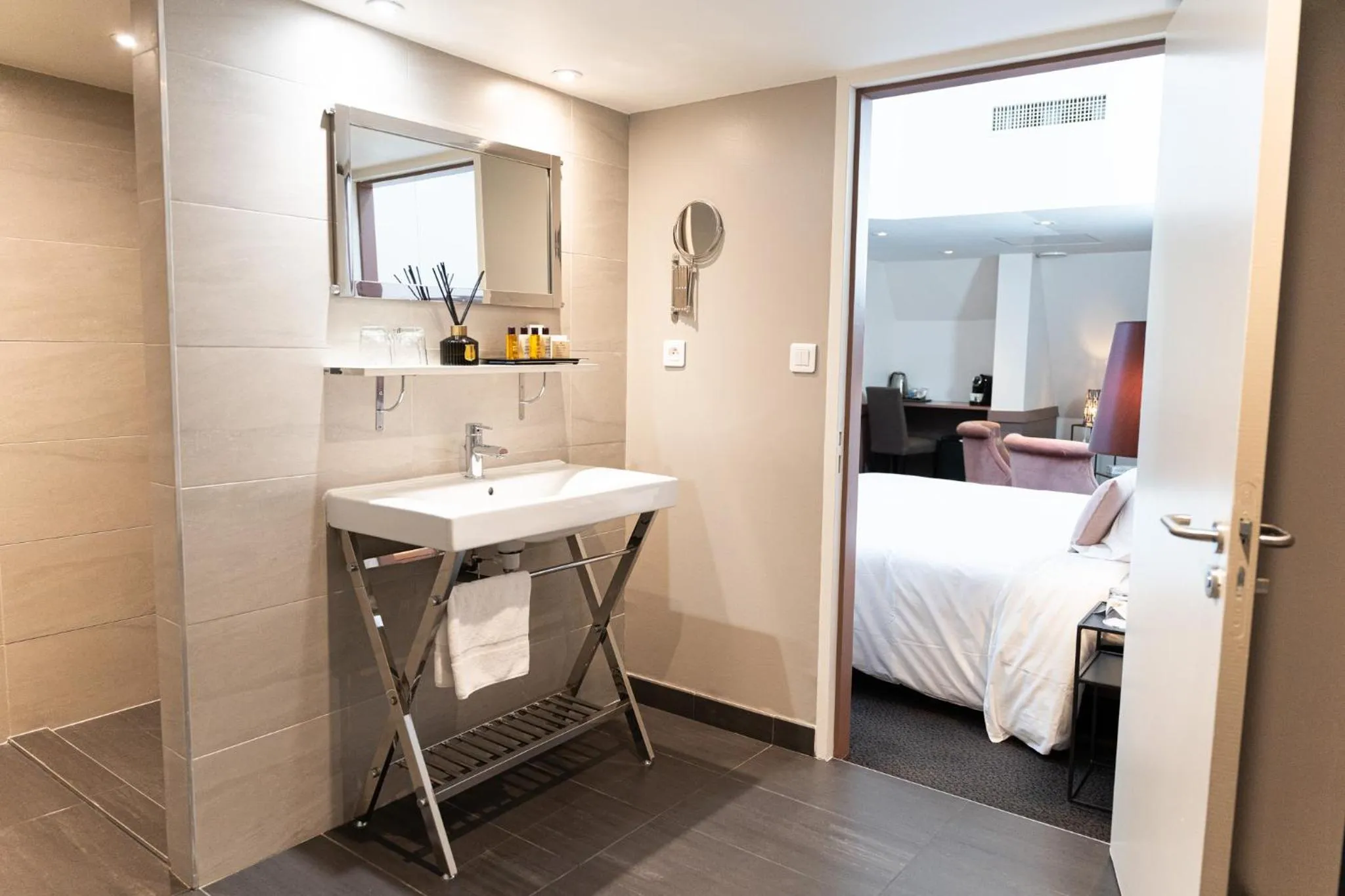 Bathroom, Bed in La Maison des Armateurs