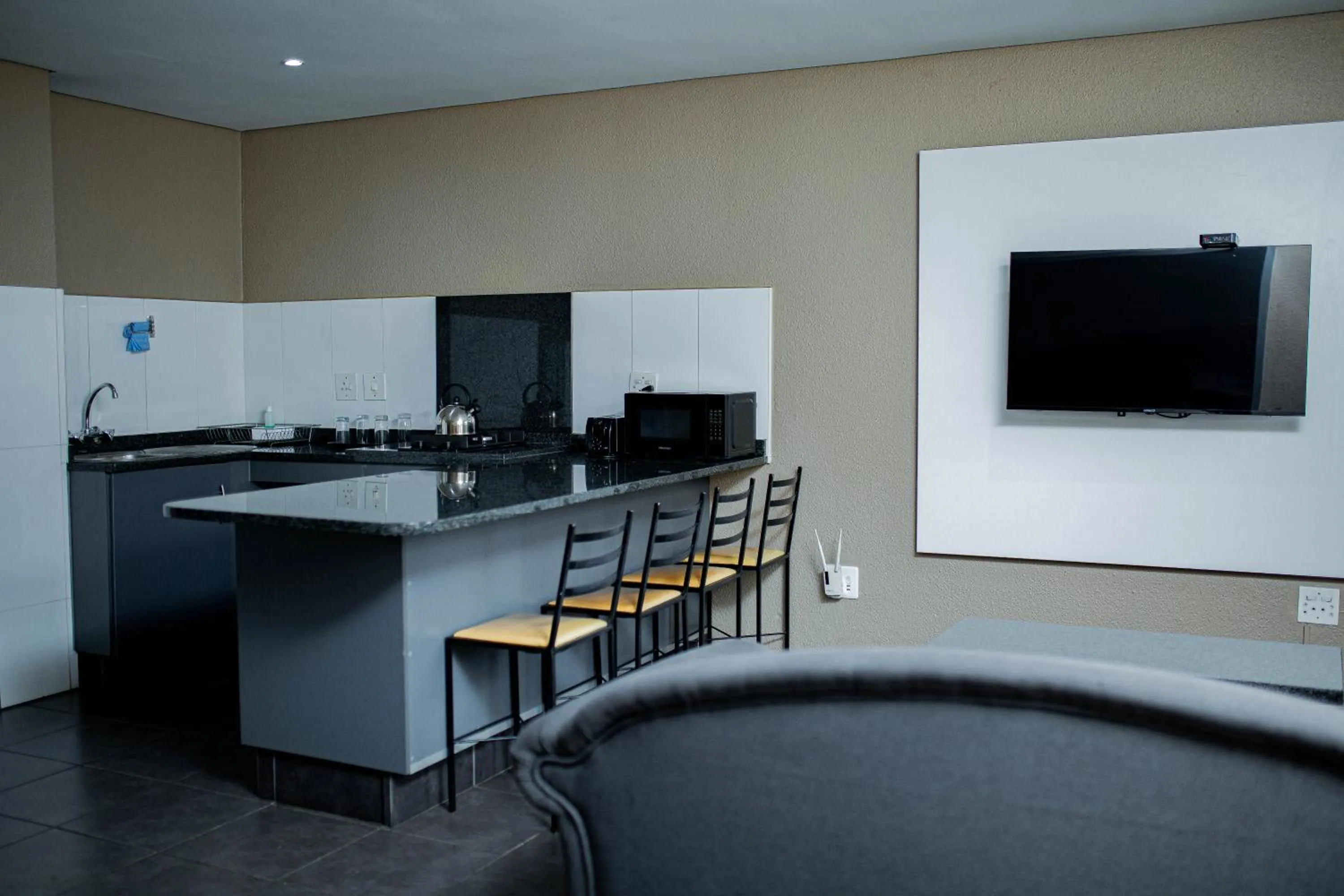 TV and multimedia in Vetho 2 Apartments OR Tambo Airport