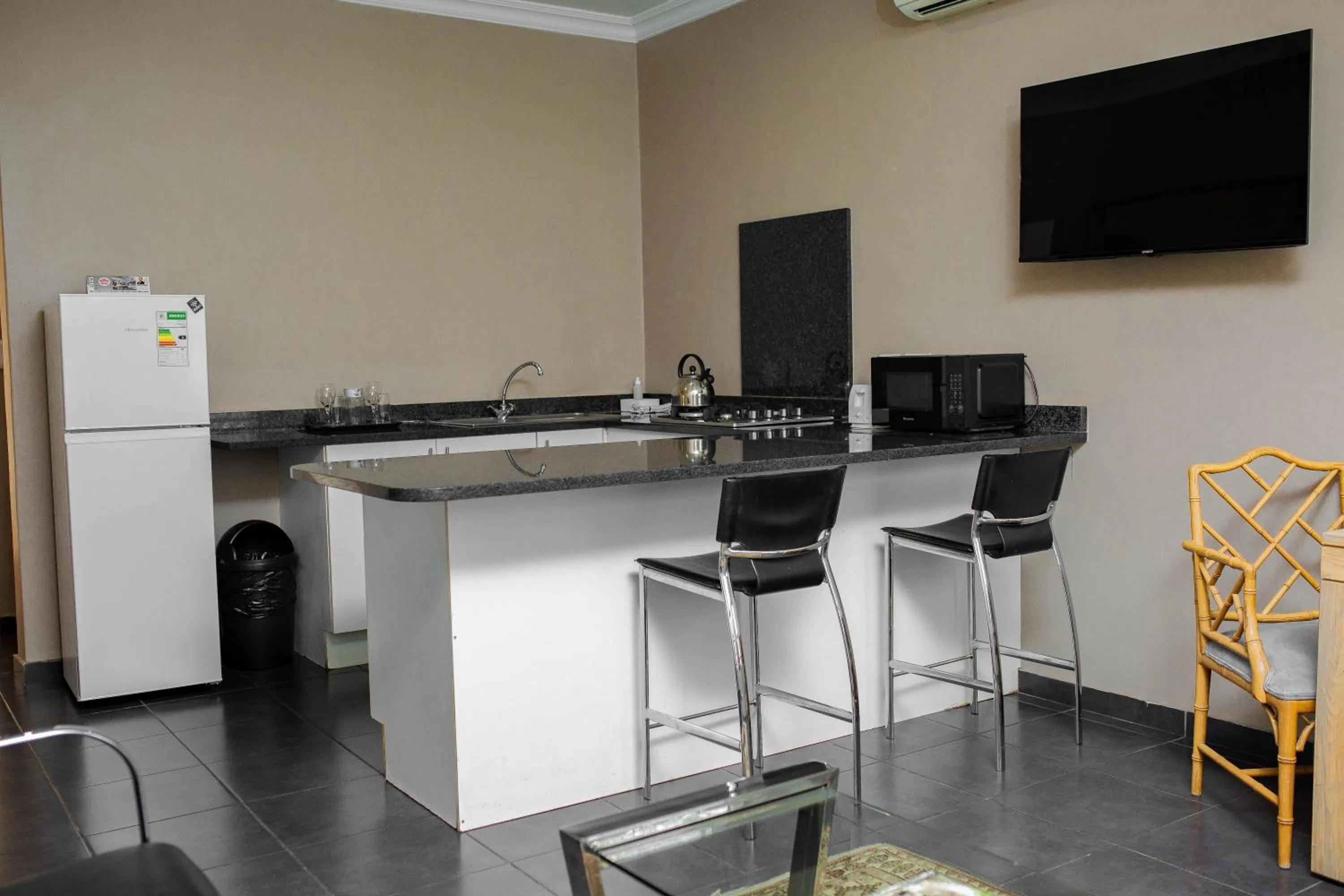 Kitchen or kitchenette in Vetho 2 Apartments OR Tambo Airport