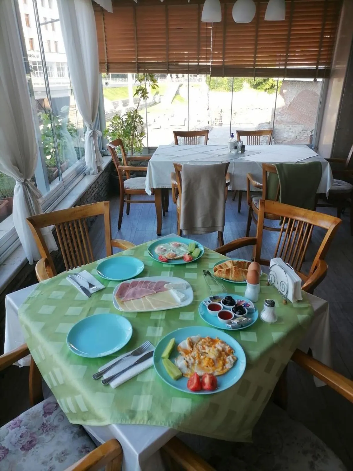 Restaurant/places to eat in Hotel Odeon