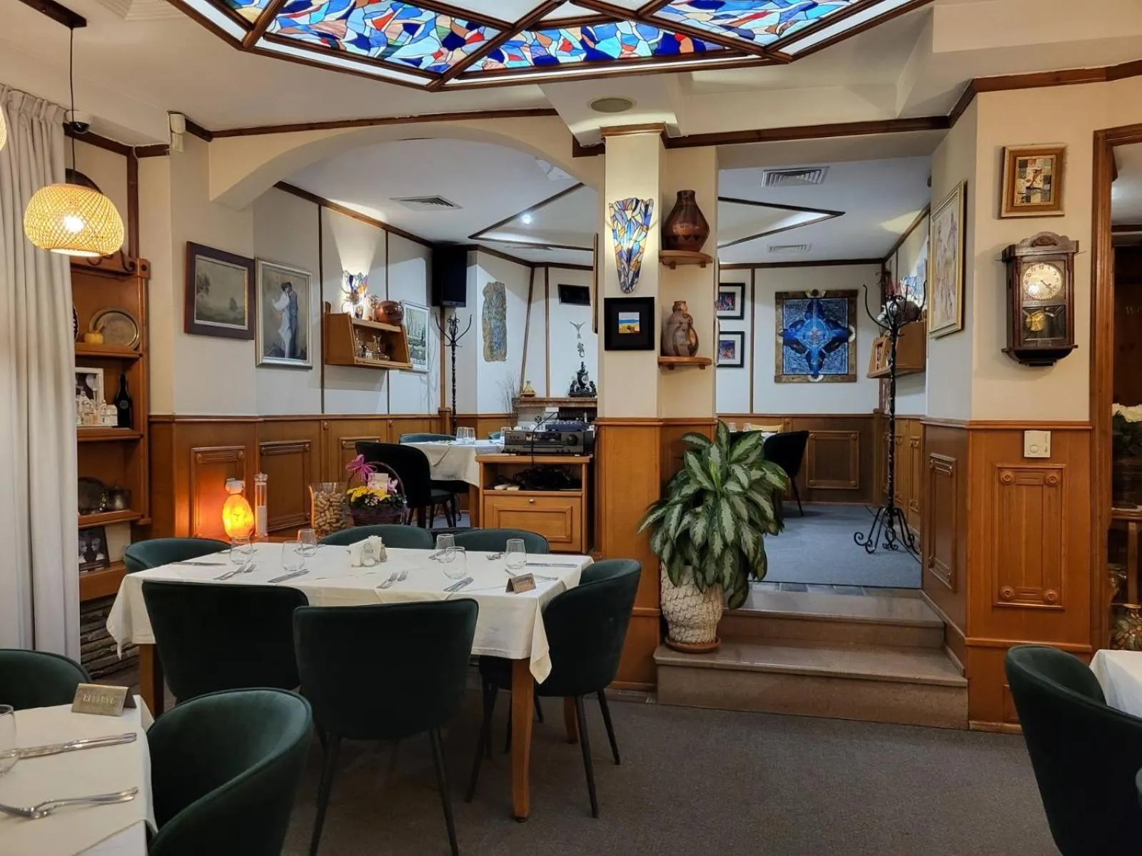 Restaurant/places to eat in Hotel Odeon