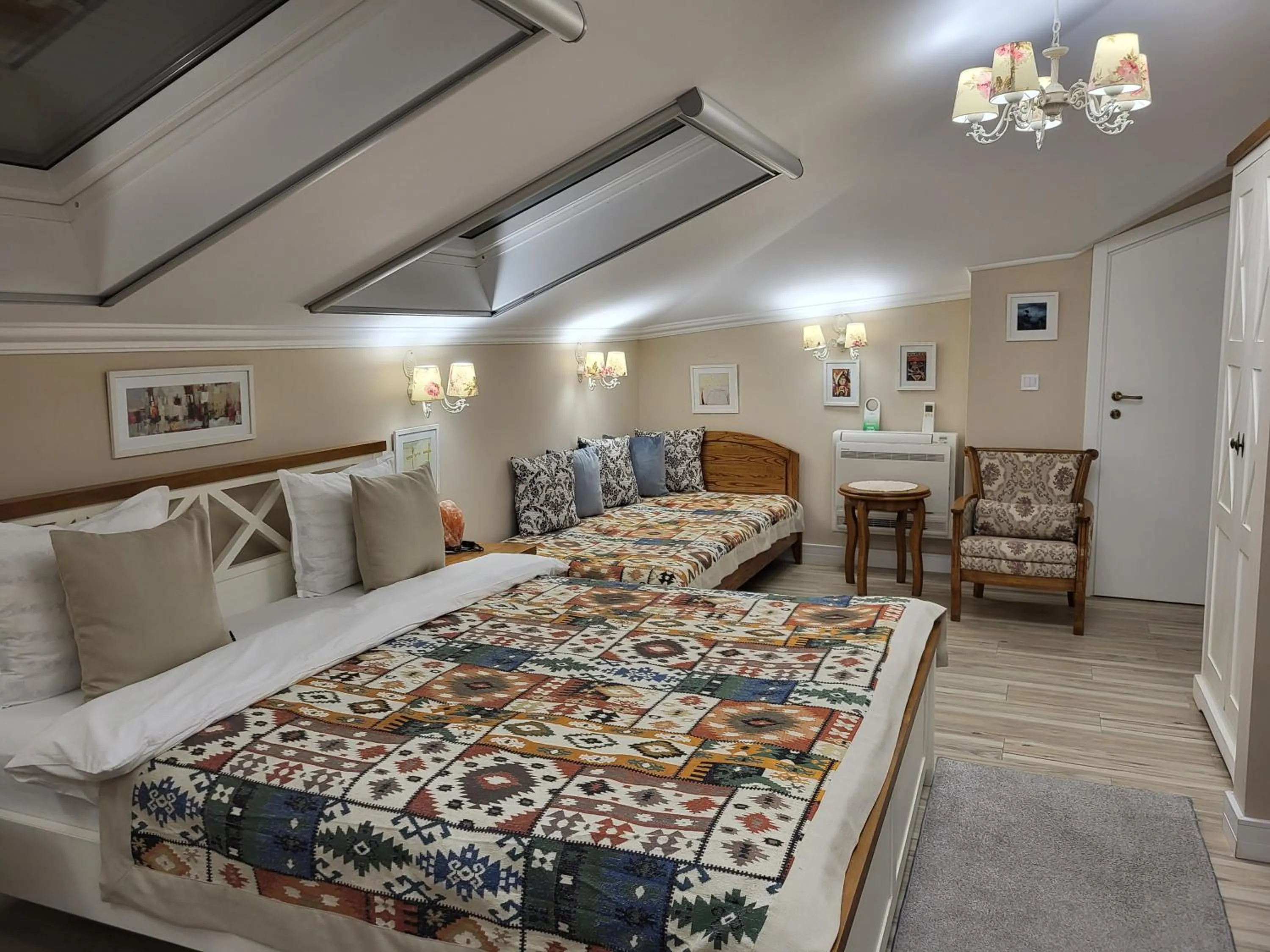 Photo of the whole room, Bed in Hotel Odeon