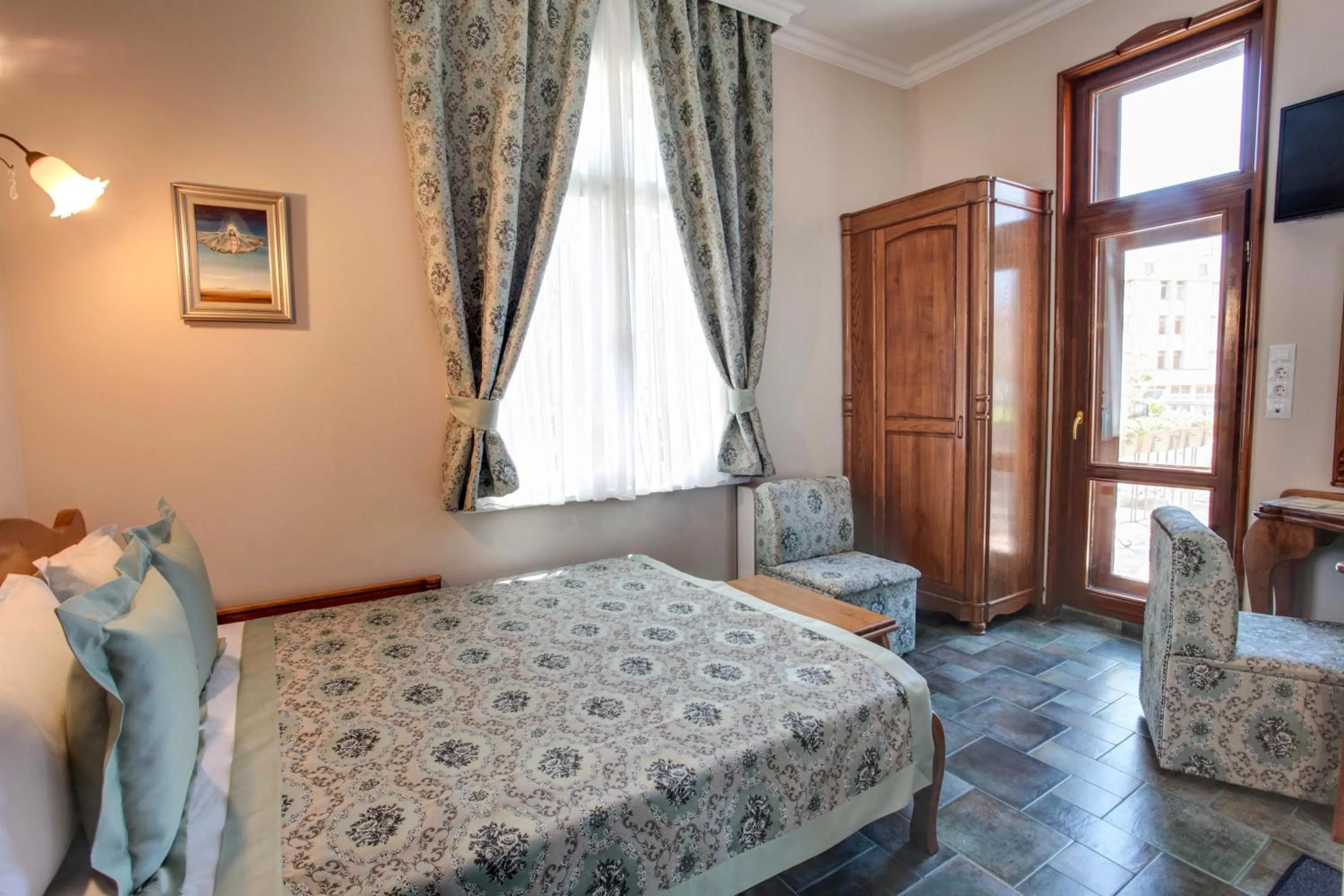 Photo of the whole room, Bed in Hotel Odeon