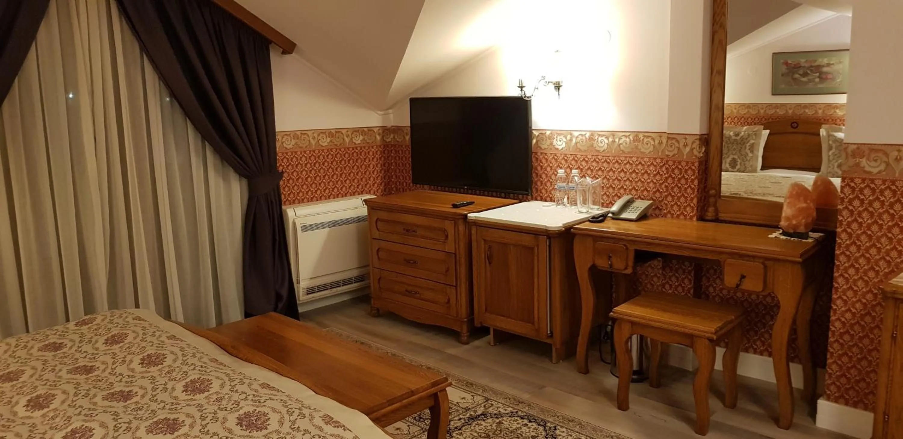 TV and multimedia, Bed in Hotel Odeon