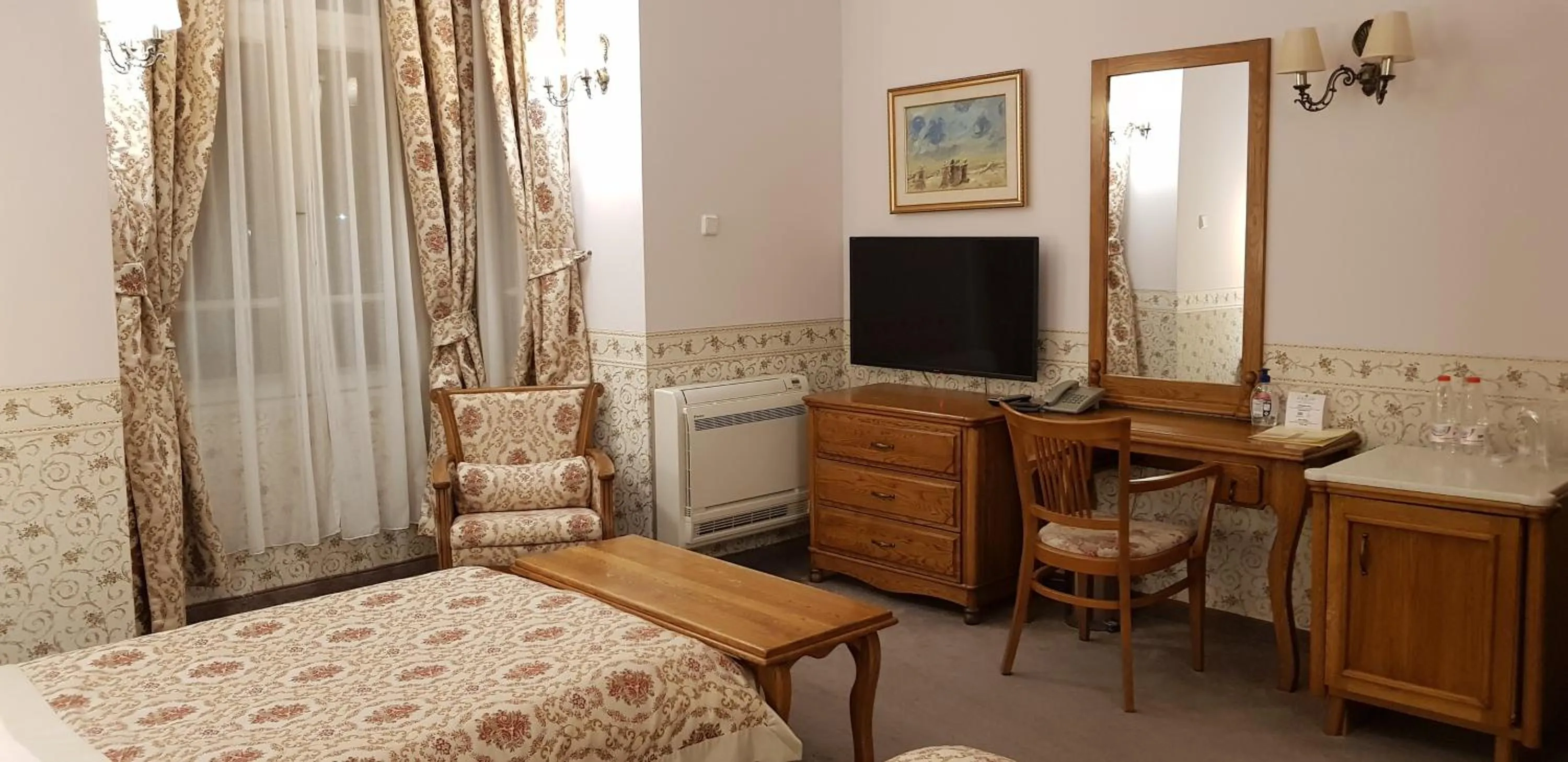 TV and multimedia, Bed in Hotel Odeon