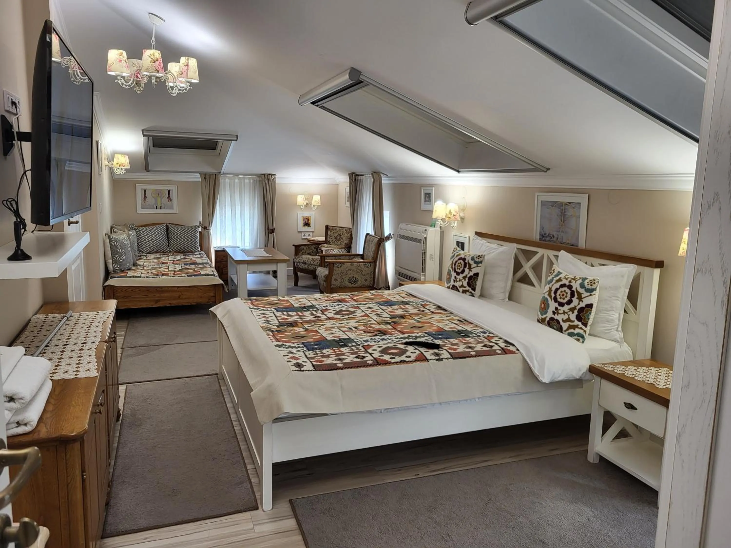 Photo of the whole room, Bed in Hotel Odeon