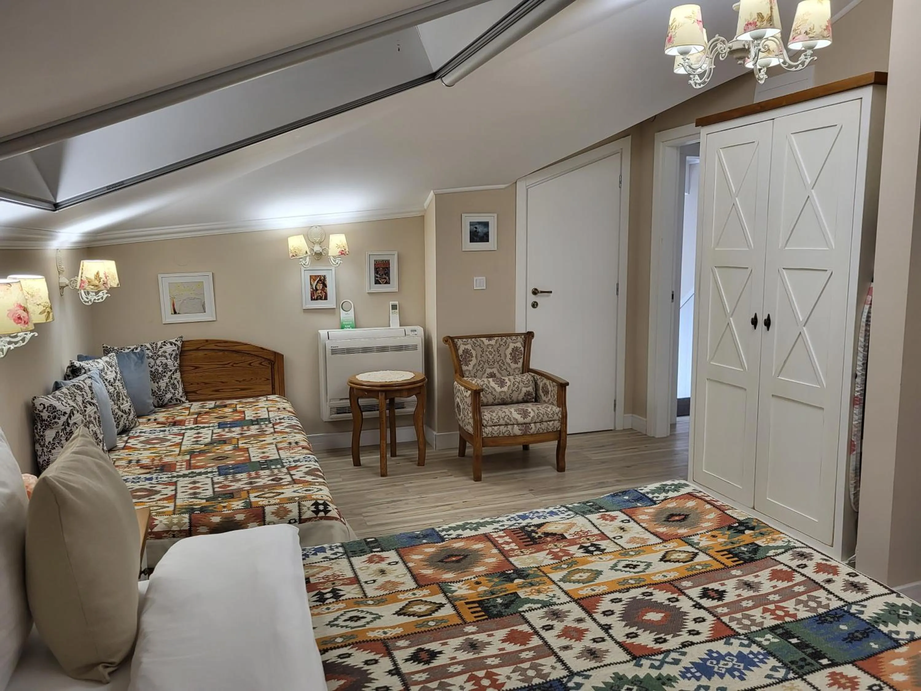 Photo of the whole room in Hotel Odeon