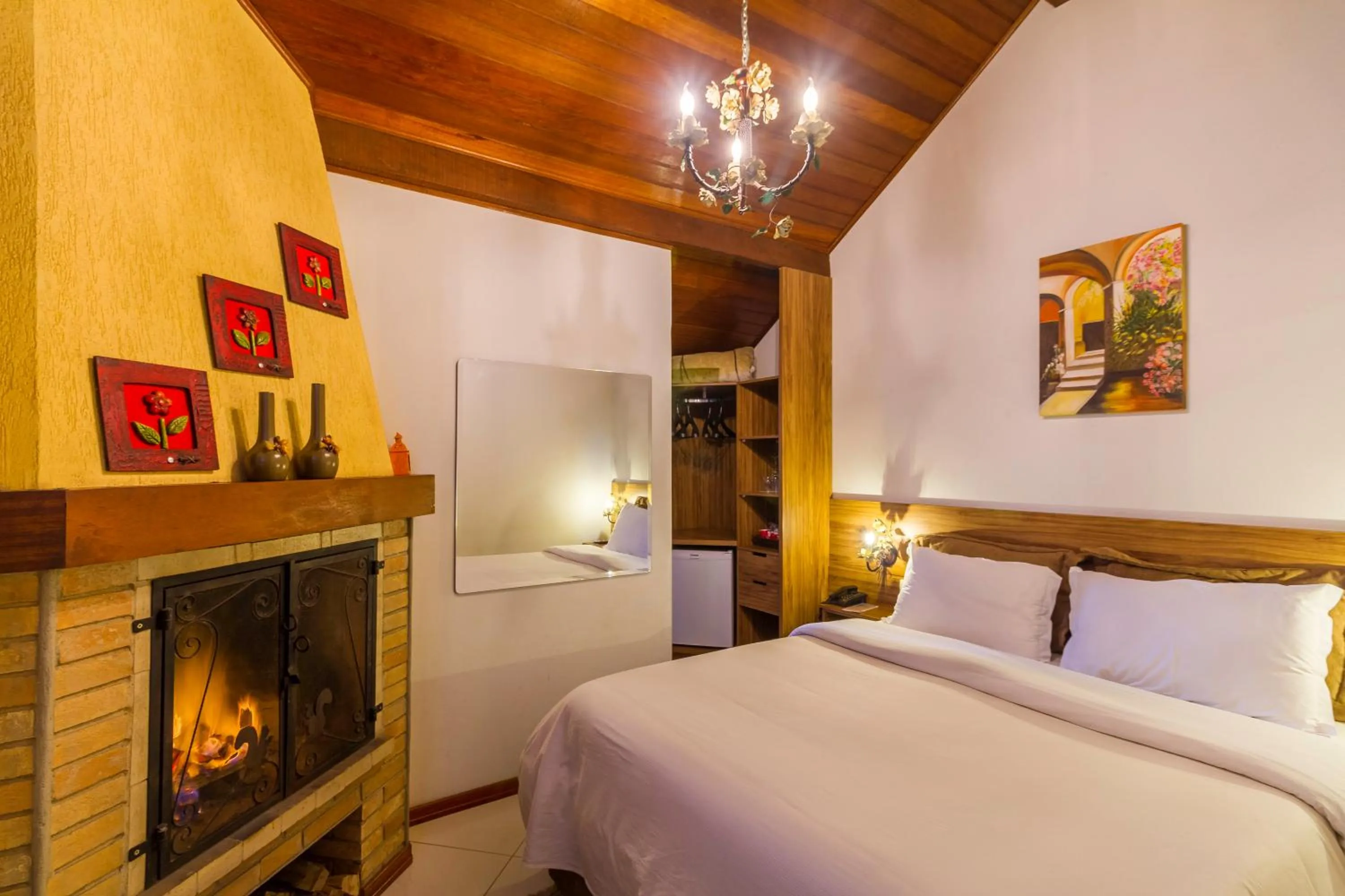 Photo of the whole room, Bed in Pousada Suiça Mineira Centro