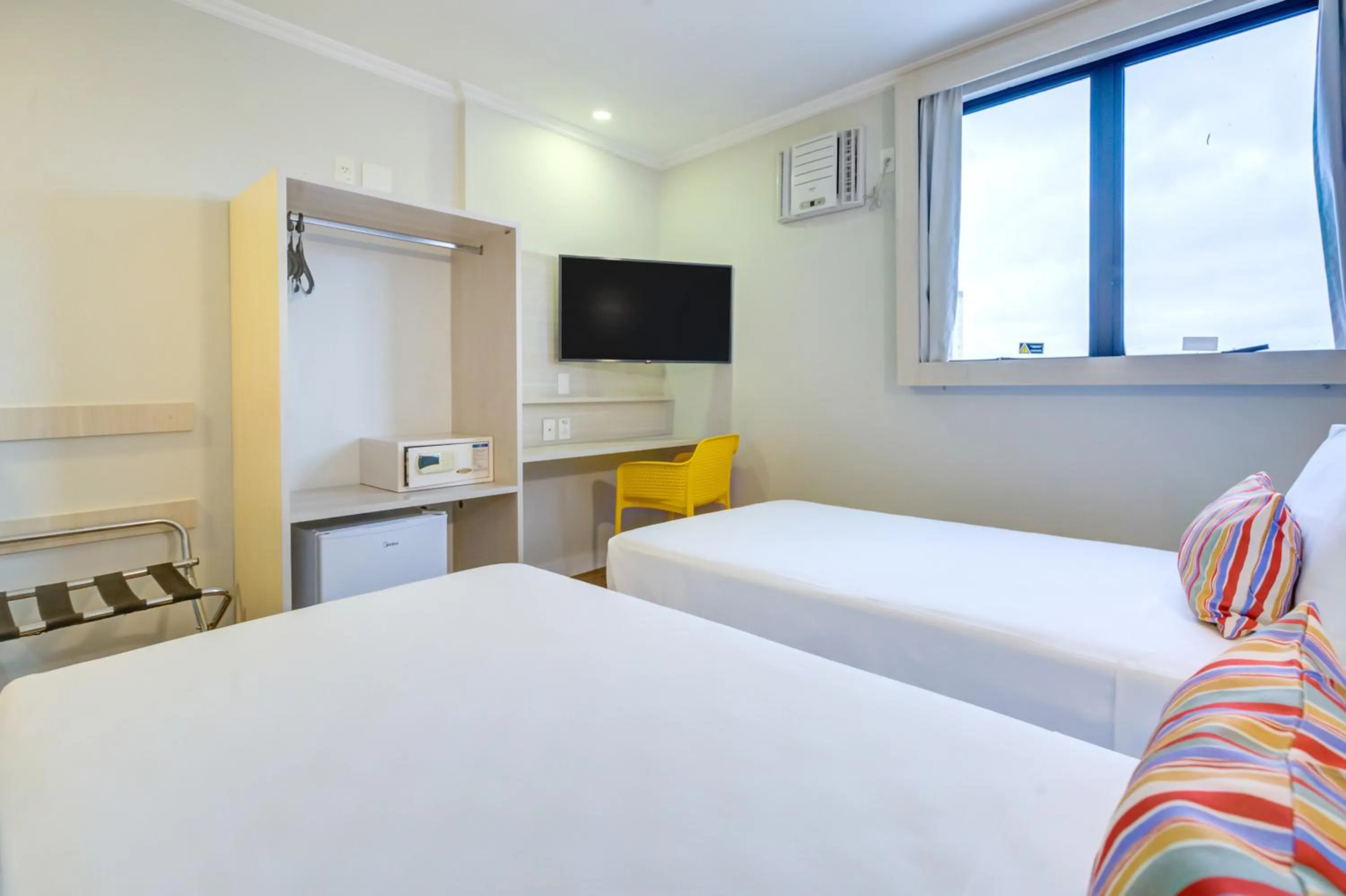 Bedroom, Bed in Transamerica Fit Villa Lobos