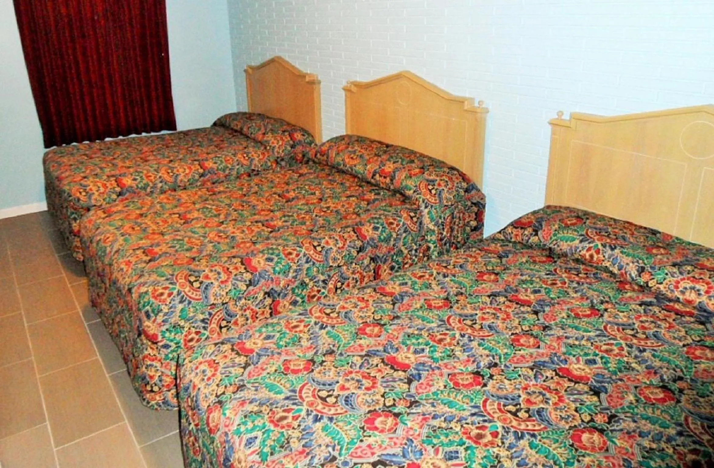 Bed in Franklin Terrace Motel