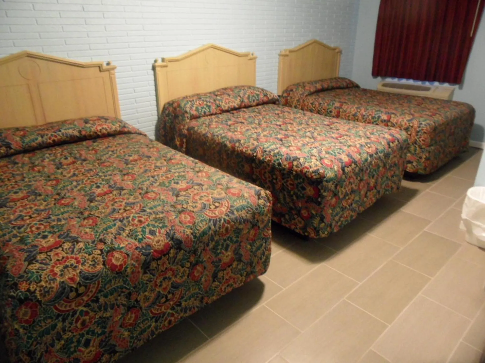 Bed in Franklin Terrace Motel