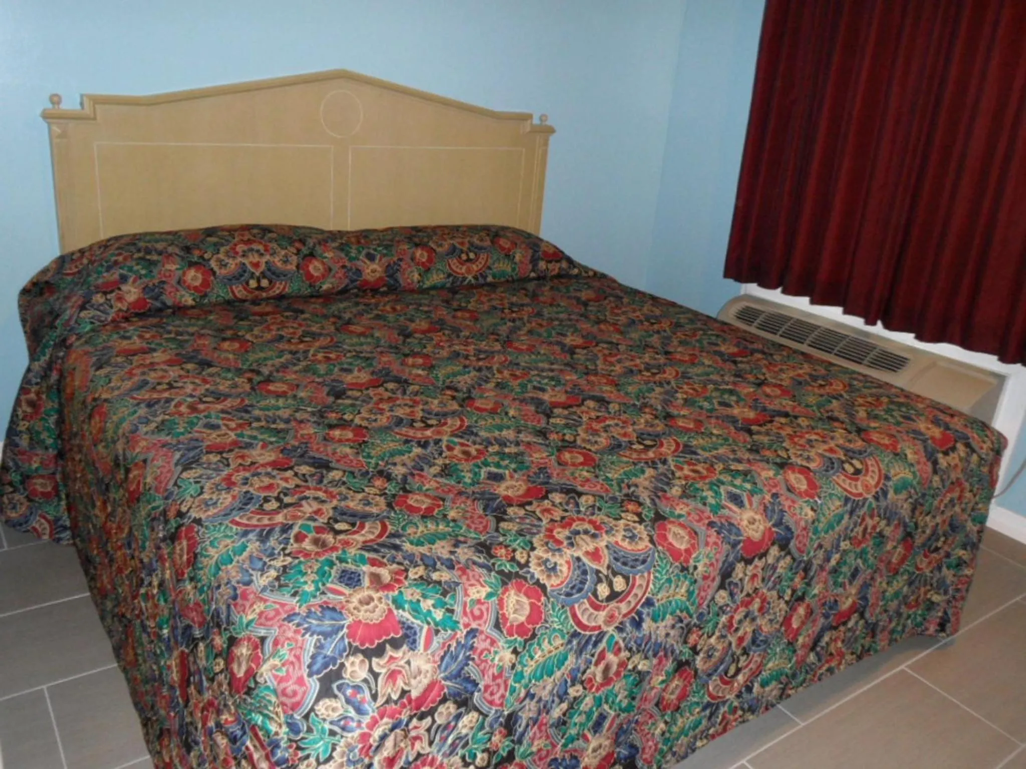 Bed in Franklin Terrace Motel