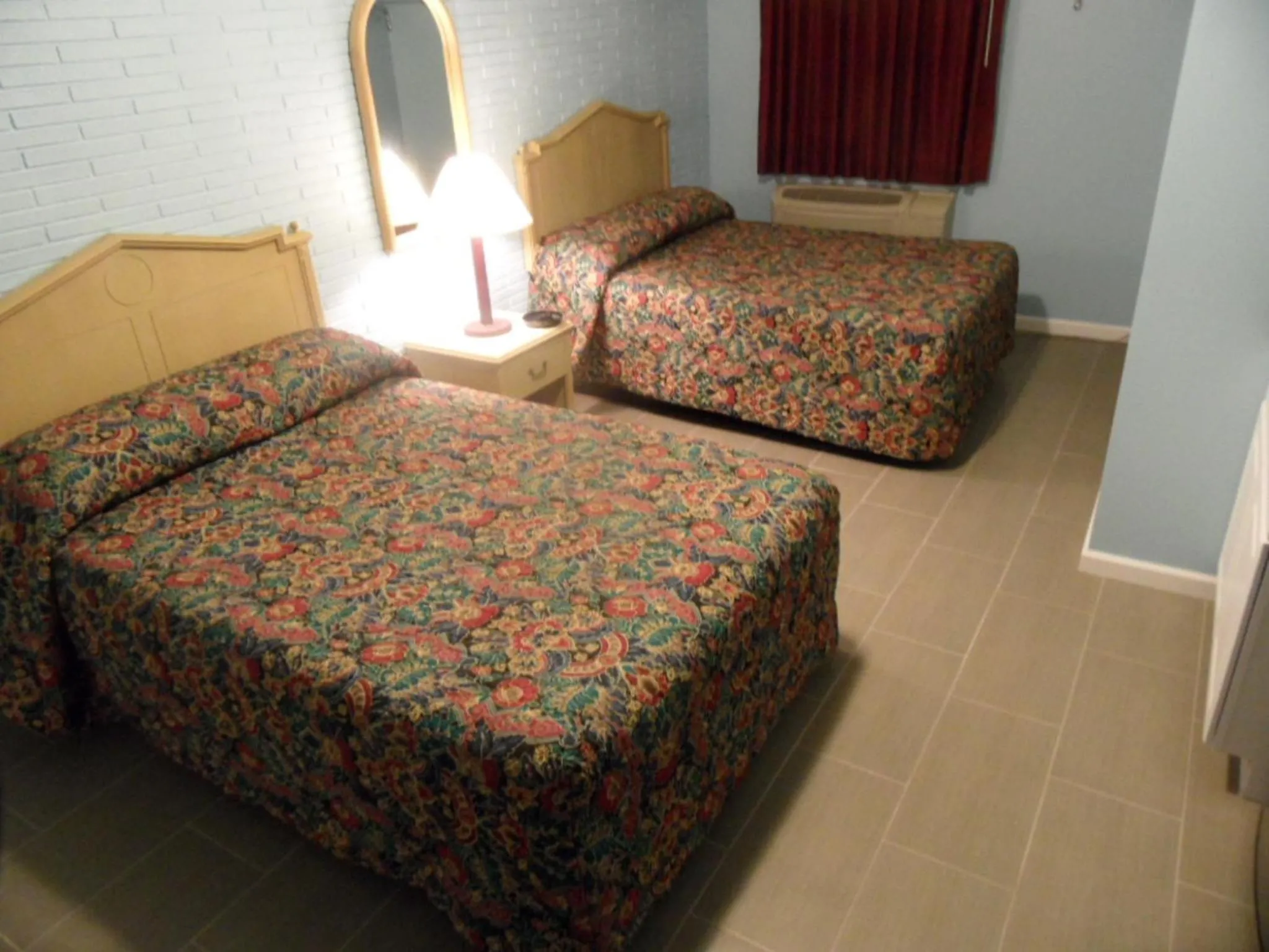 Bed in Franklin Terrace Motel