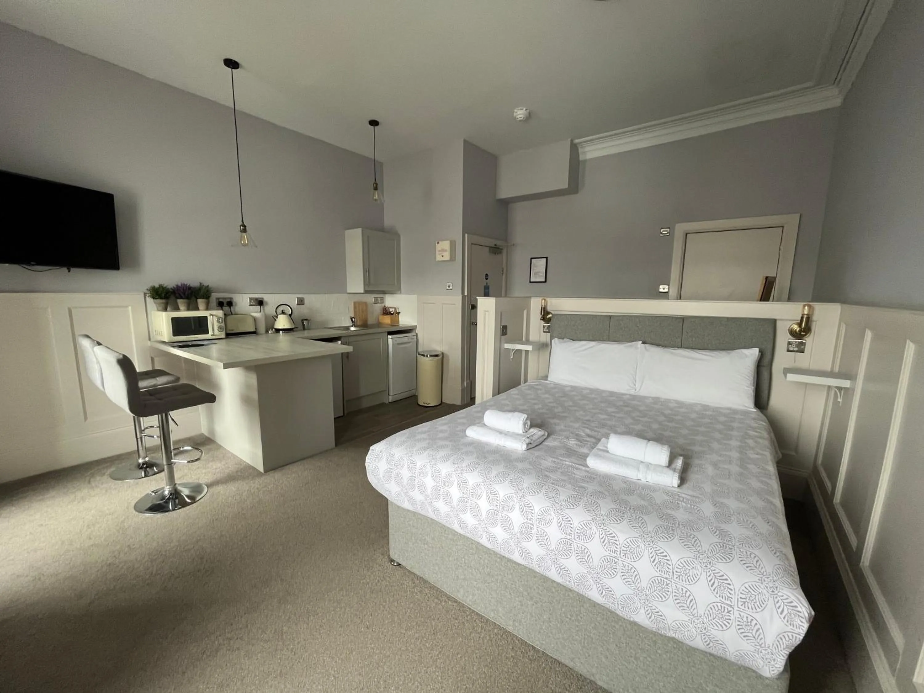 Kitchen or kitchenette, Bed in The Kelvin Hotel