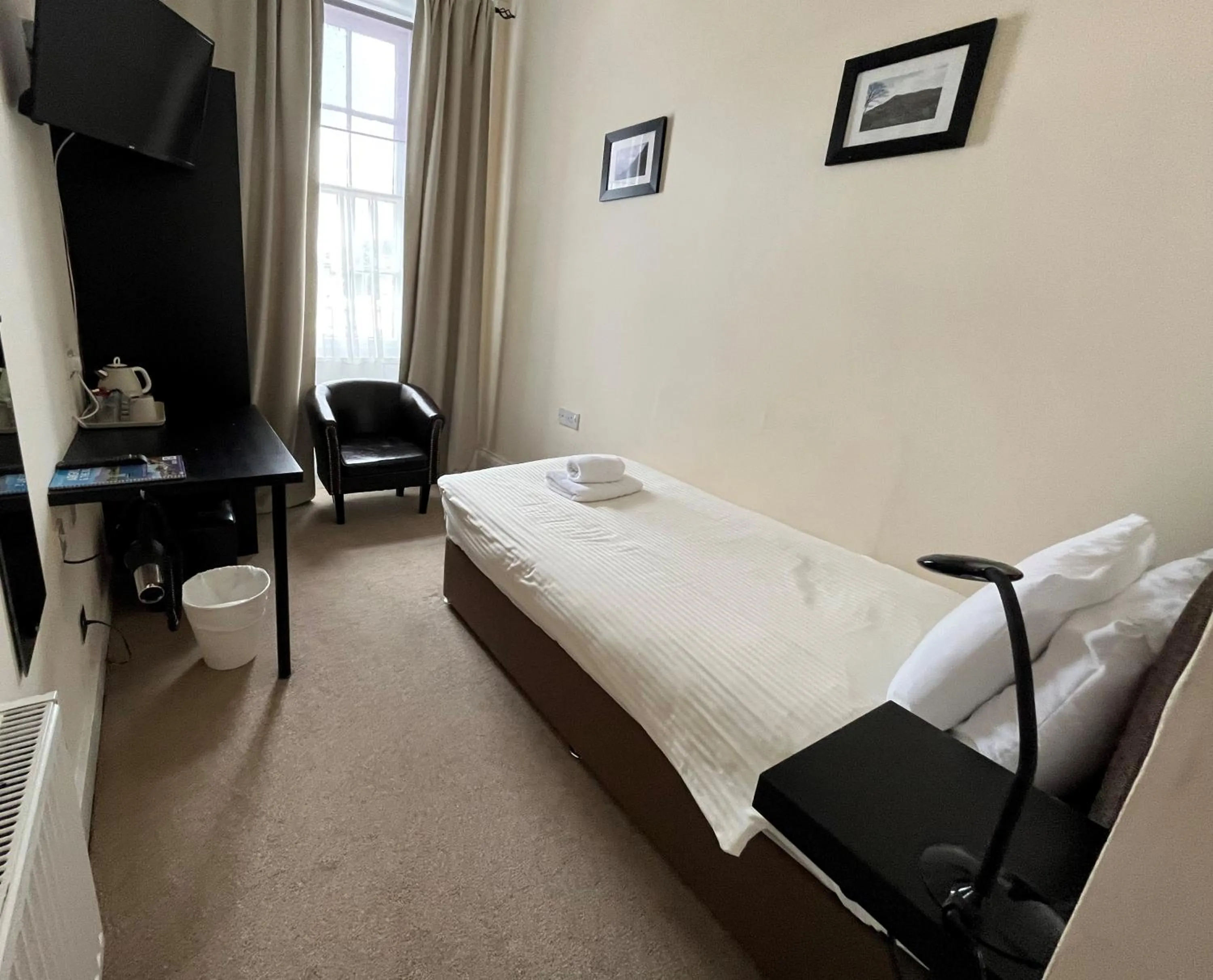 Bed in The Kelvin Hotel