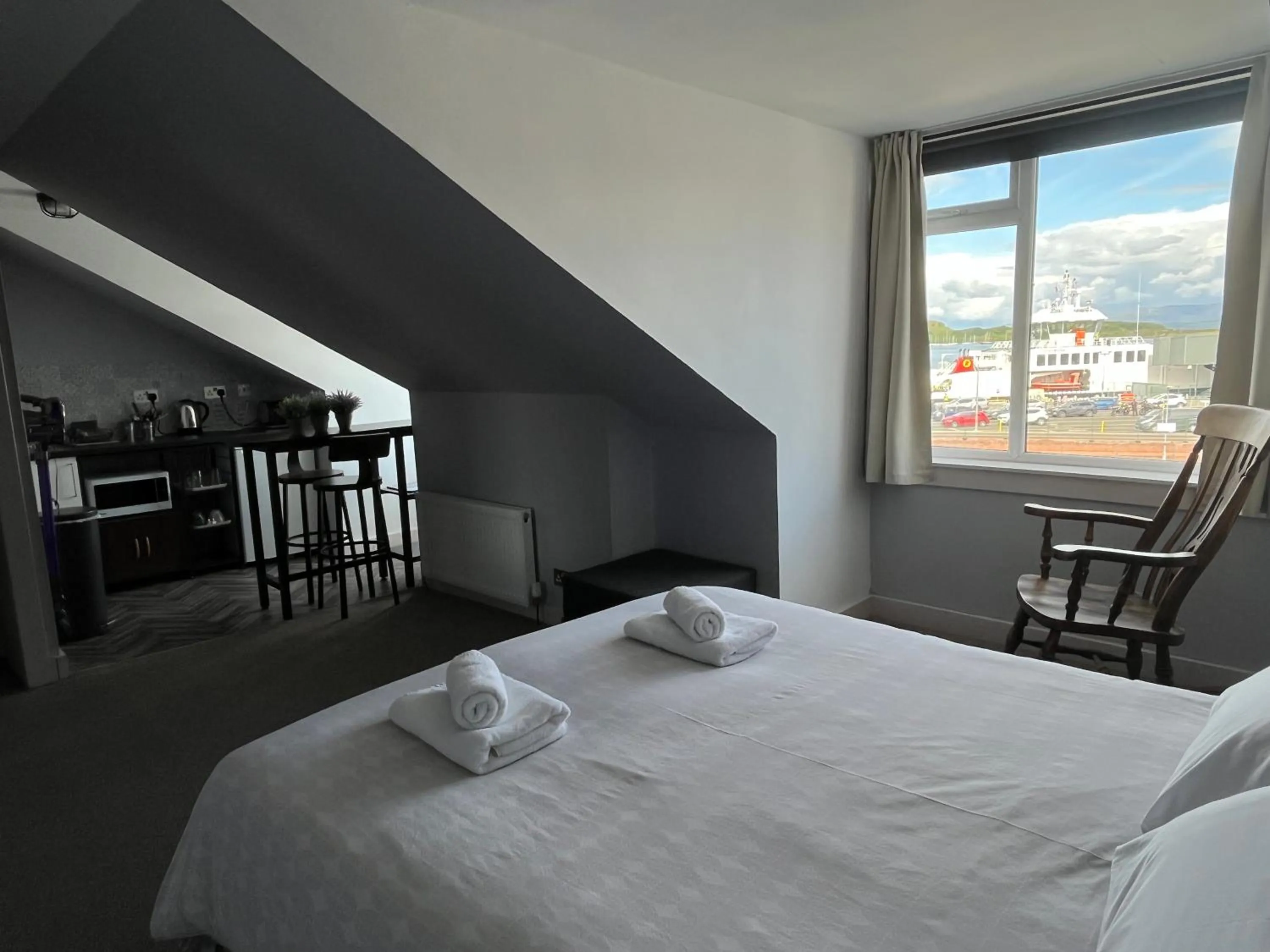 View (from property/room), Bed in The Kelvin Hotel