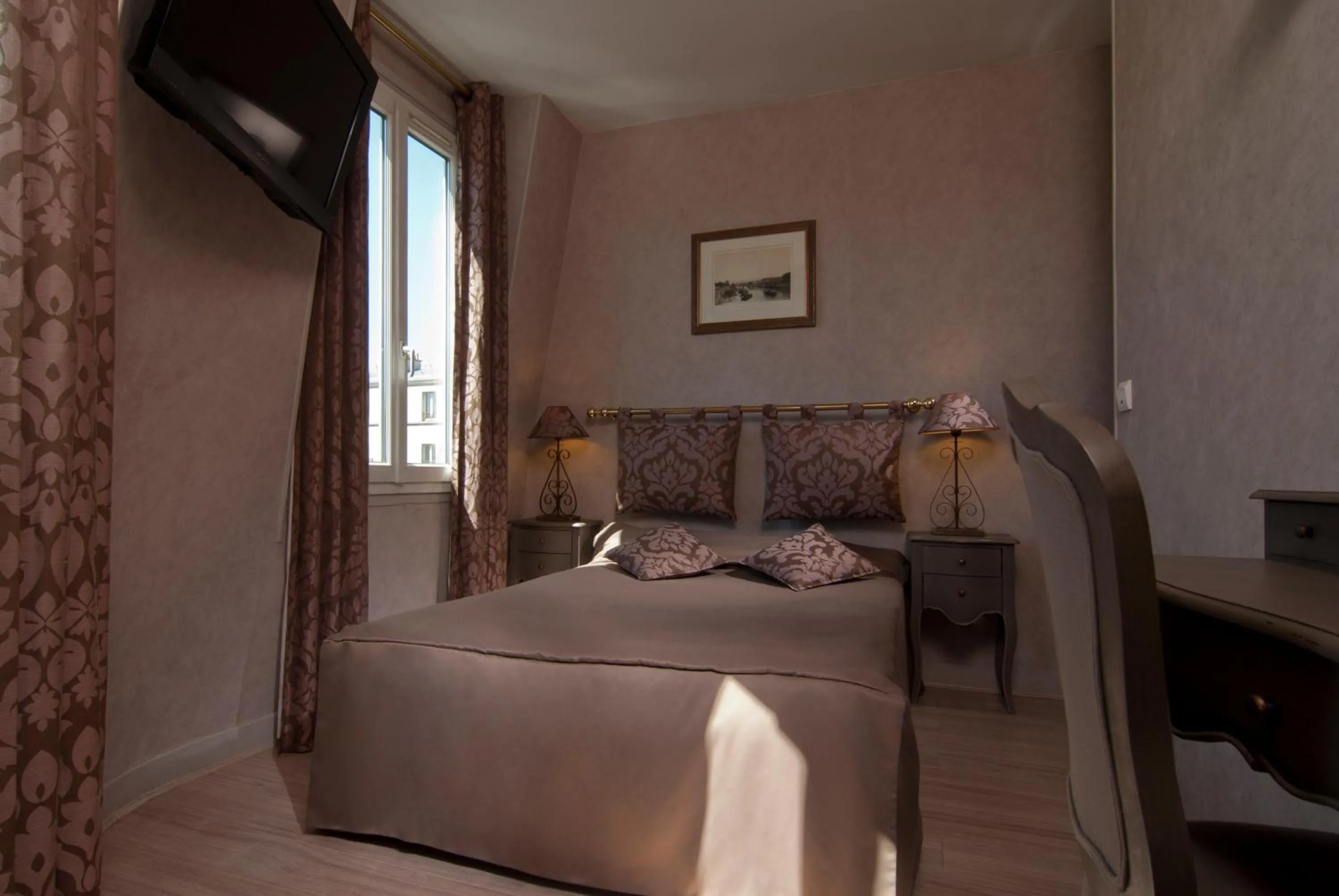 Photo of the whole room, Bed in Hôtel du Château