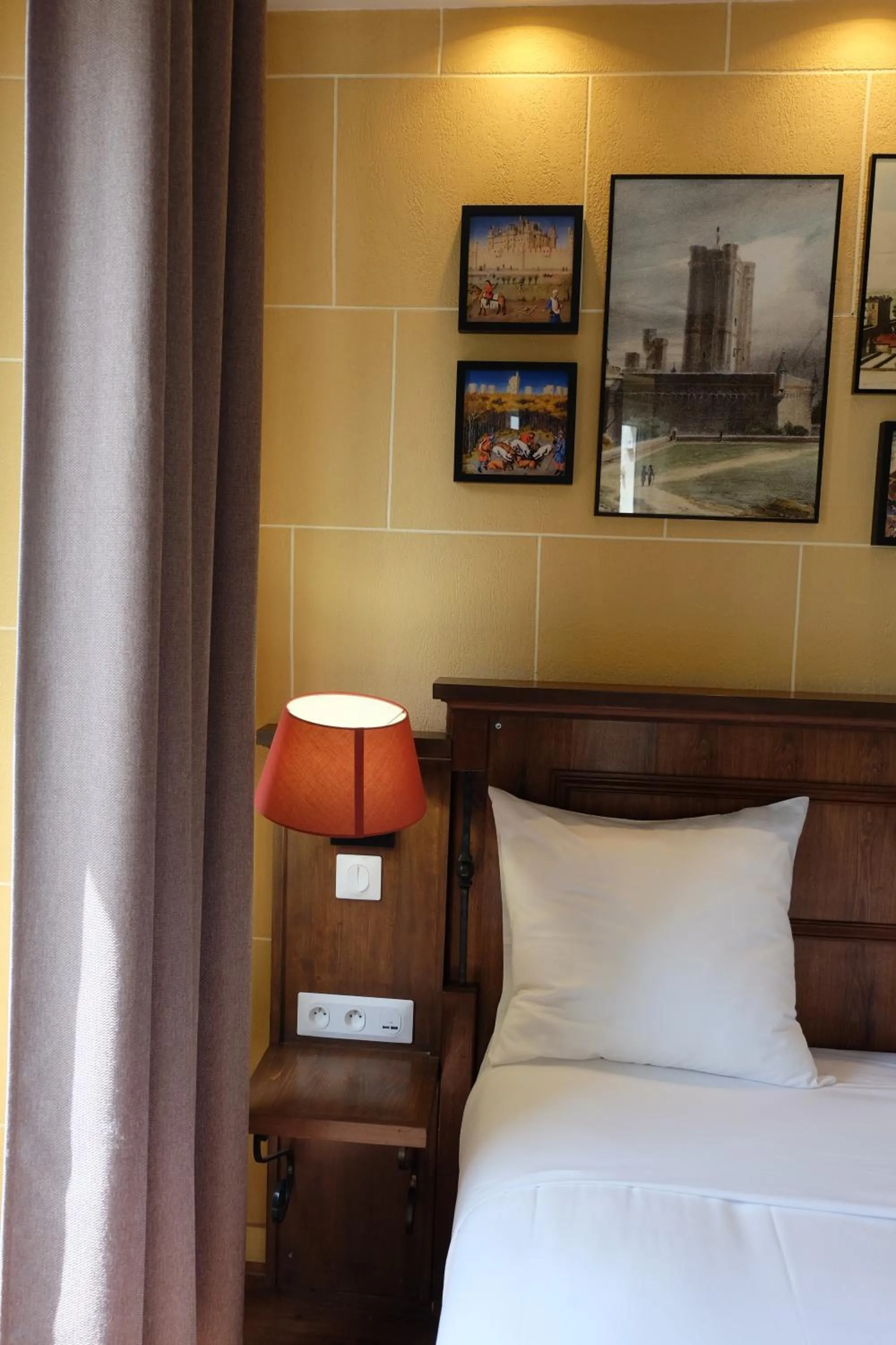 Bed in Hôtel du Château