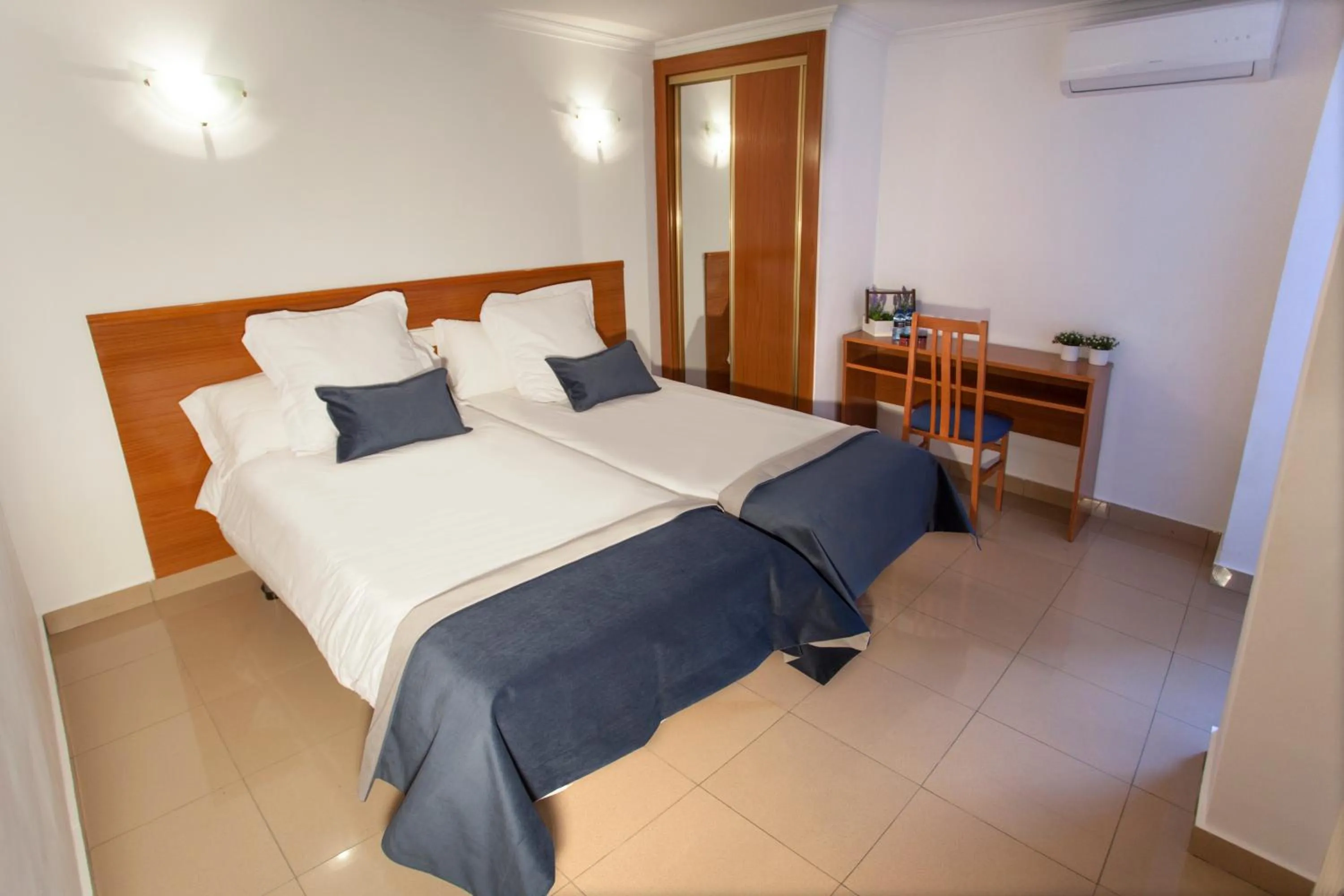 Bedroom, Bed in Savoy