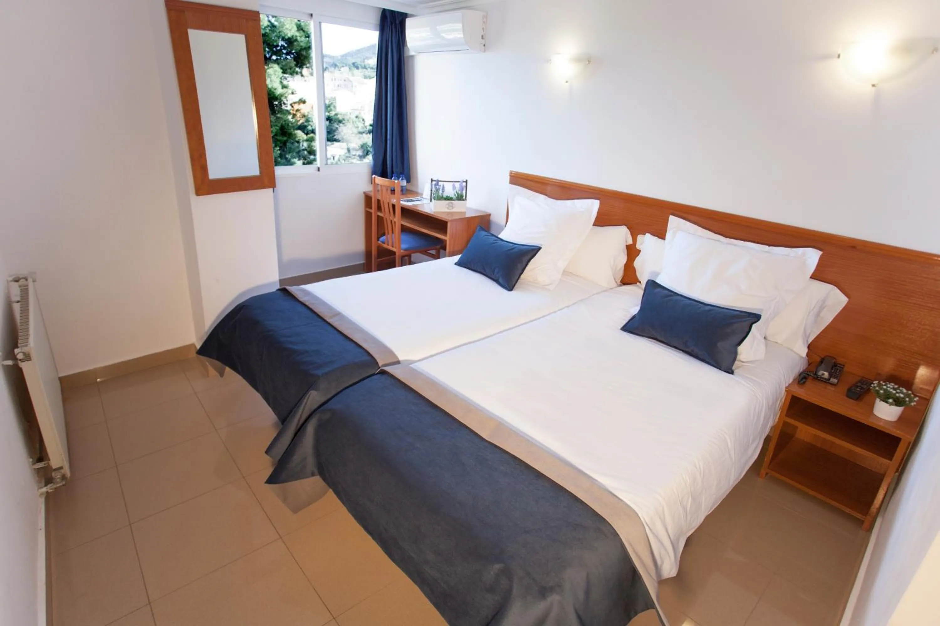 Bedroom, Bed in Savoy