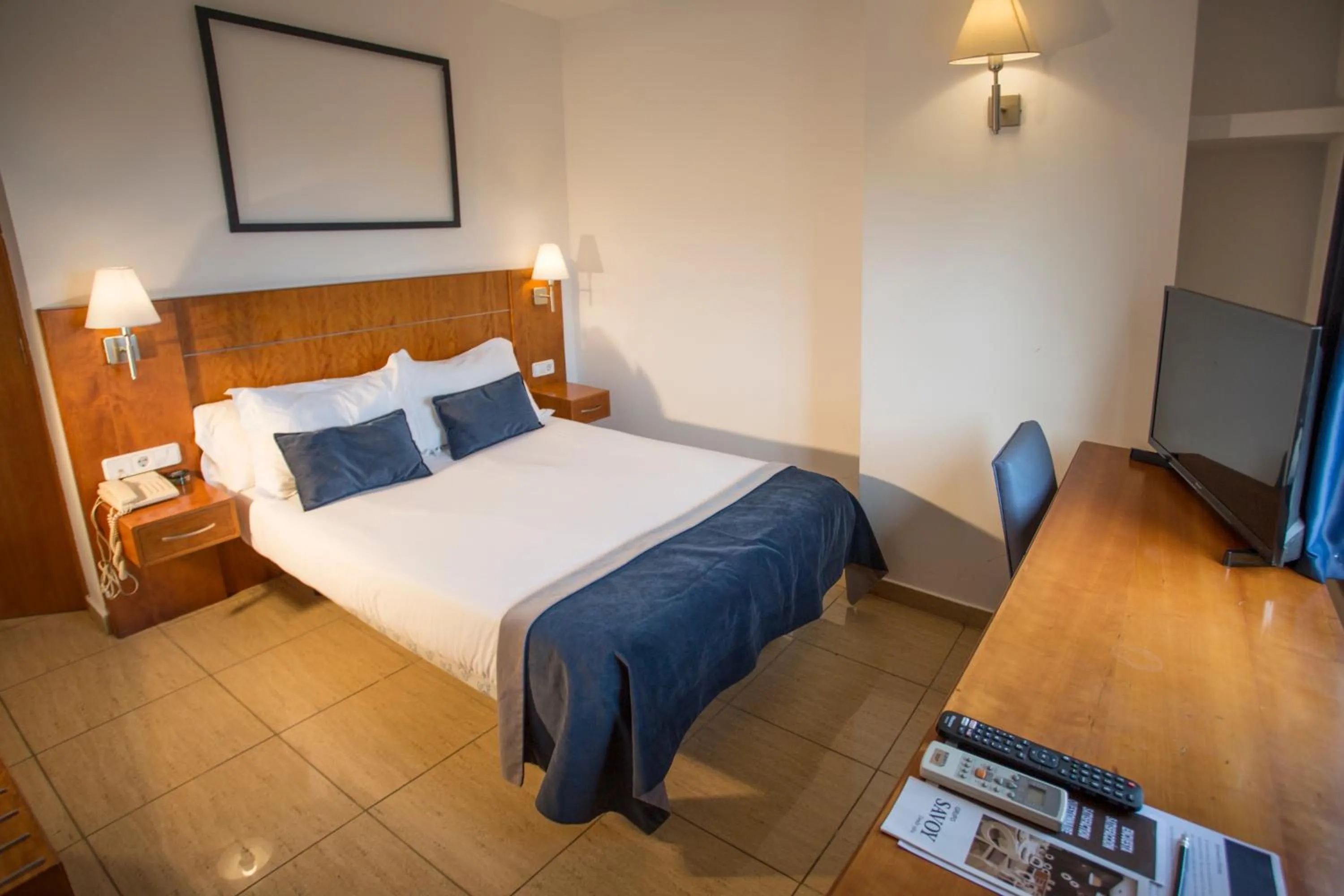 Photo of the whole room, Bed in Savoy