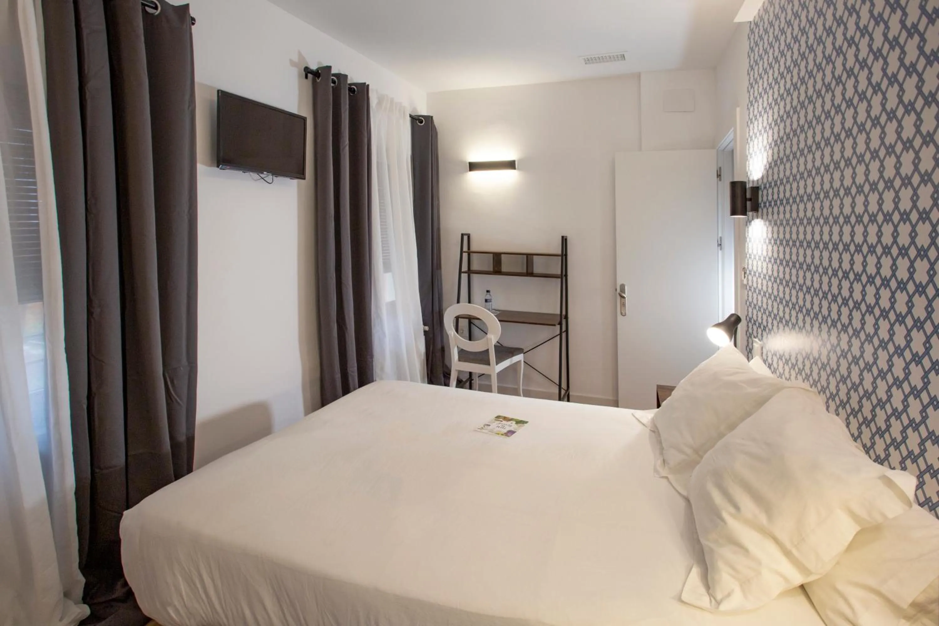 Bedroom, Bed in Savoy