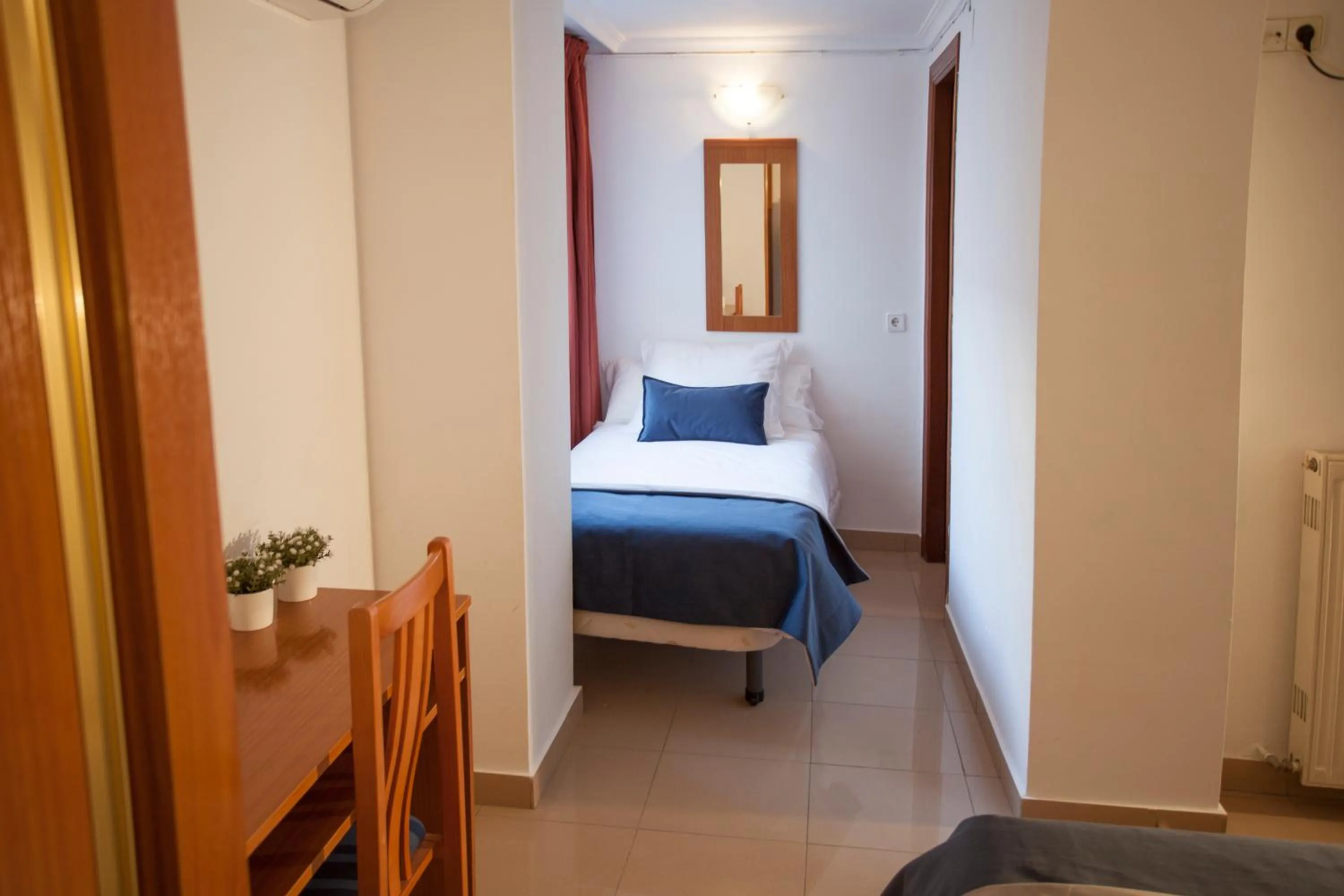 Photo of the whole room, Bed in Savoy