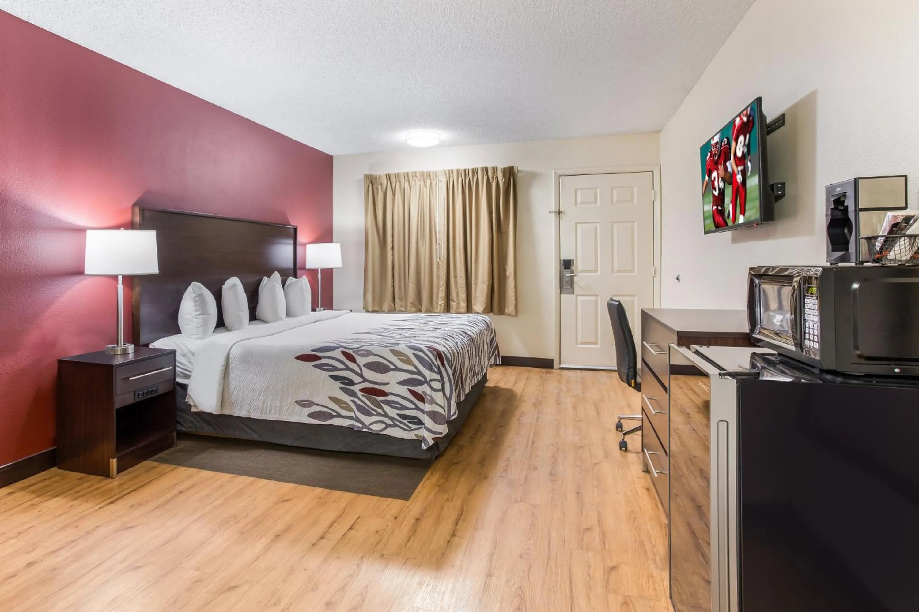 Photo of the whole room, Bed in Red Roof Inn Albuquerque - Midtown