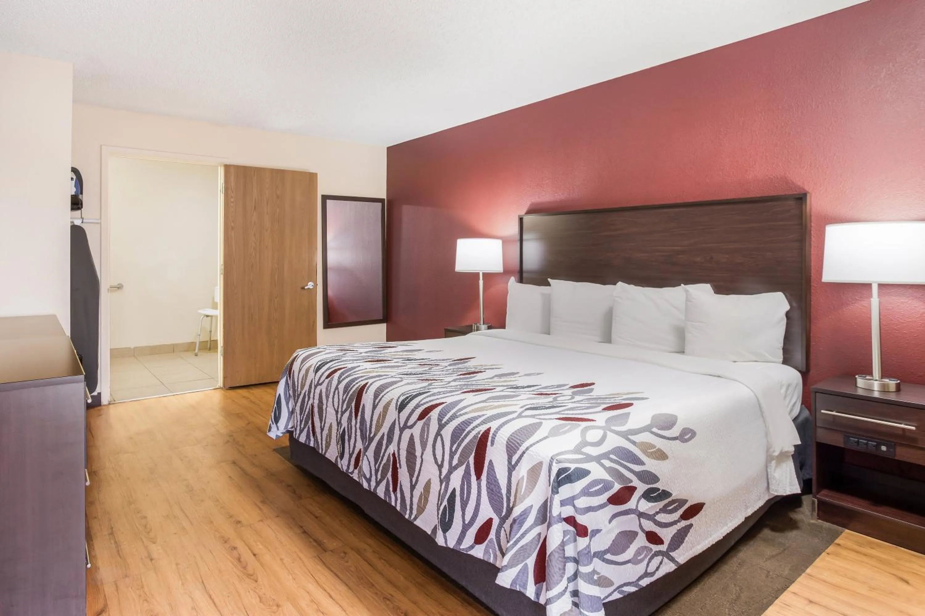 Bedroom, Bed in Red Roof Inn Albuquerque - Midtown