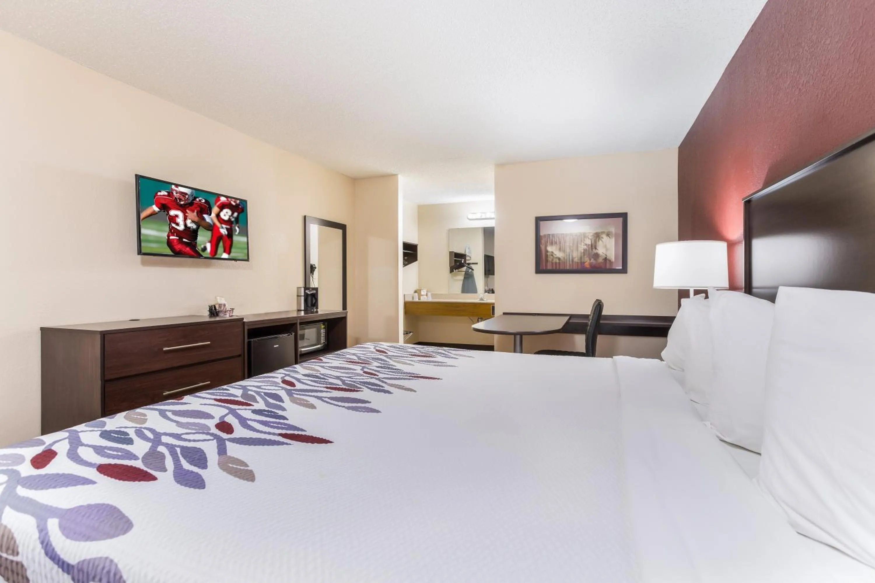 Bedroom, Bed in Red Roof Inn Albuquerque - Midtown