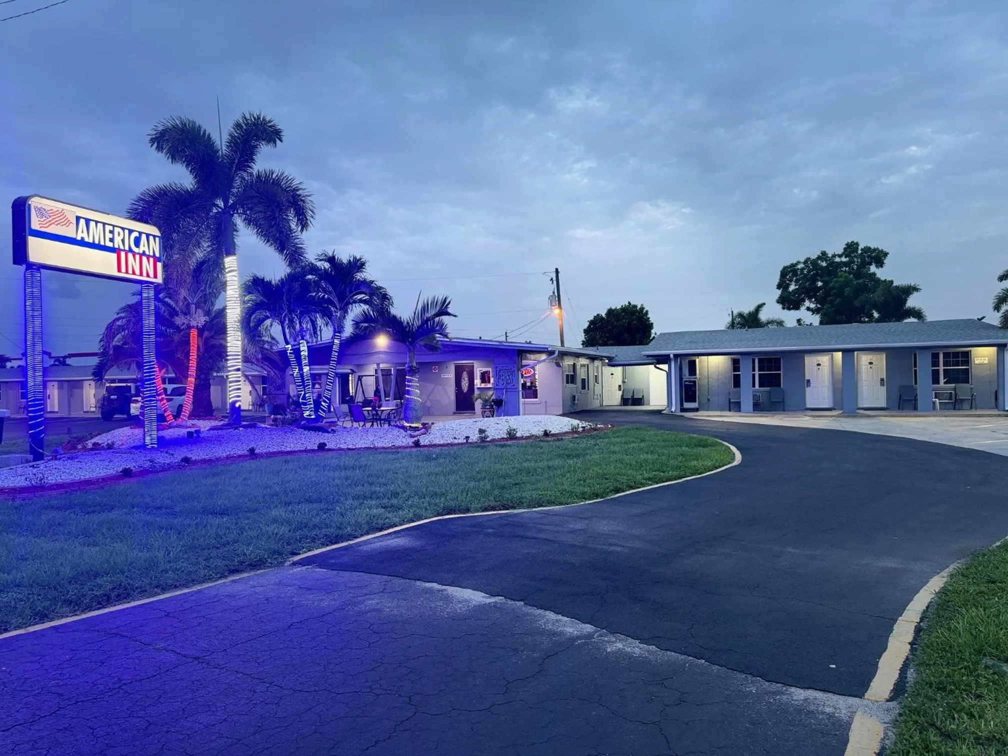 Property building in American Inn Punta Gorda