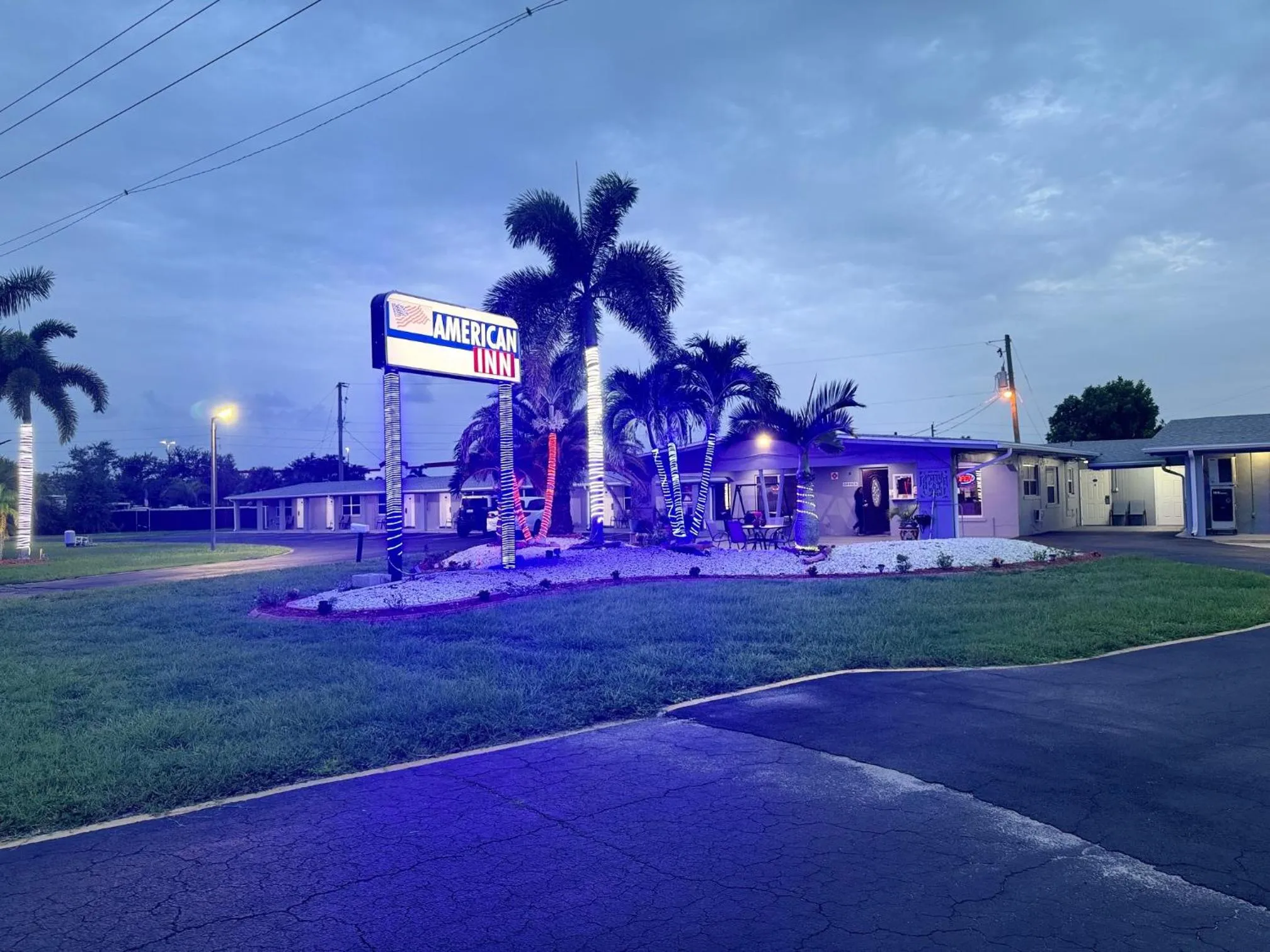 Property building in American Inn Punta Gorda