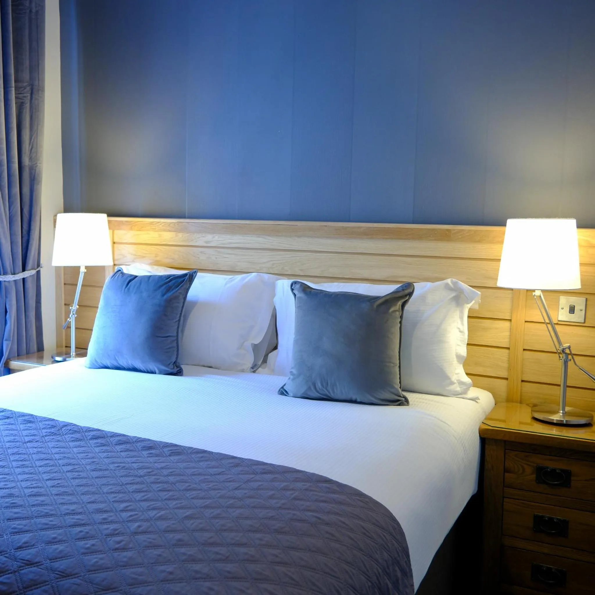 Bed in Glen Mhor Hotel at Uile-bheist 'Brewstillery'