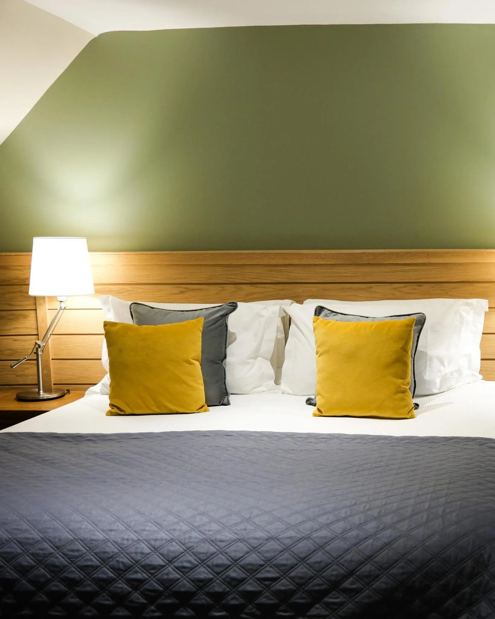 Bed in Glen Mhor Hotel at Uile-bheist 'Brewstillery'