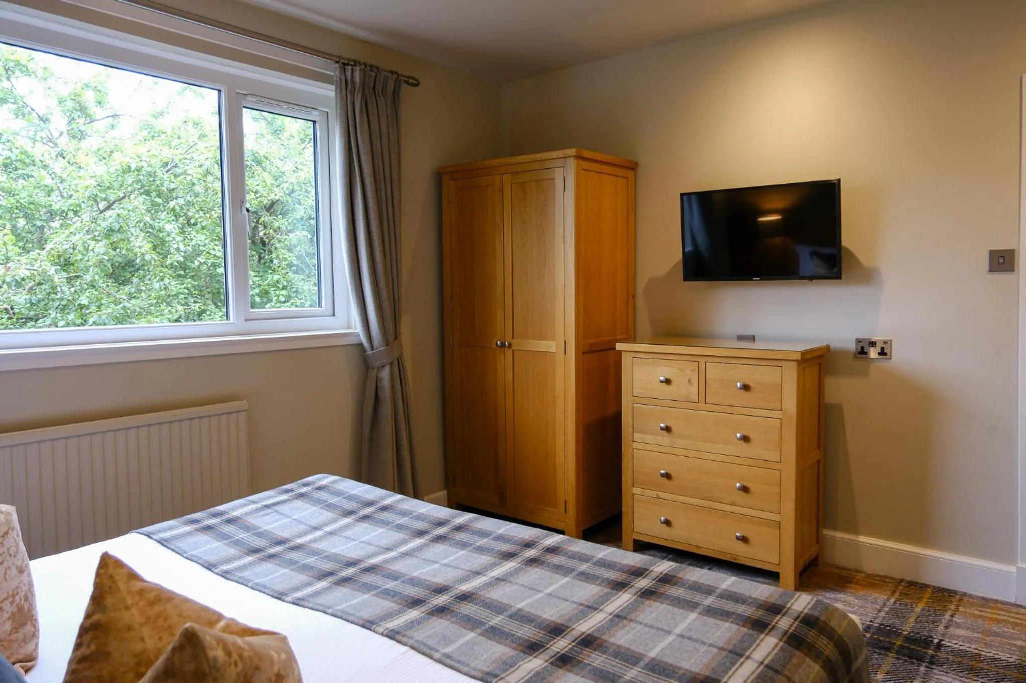 wardrobe, Bed in Glen Mhor Hotel at Uile-bheist 'Brewstillery'