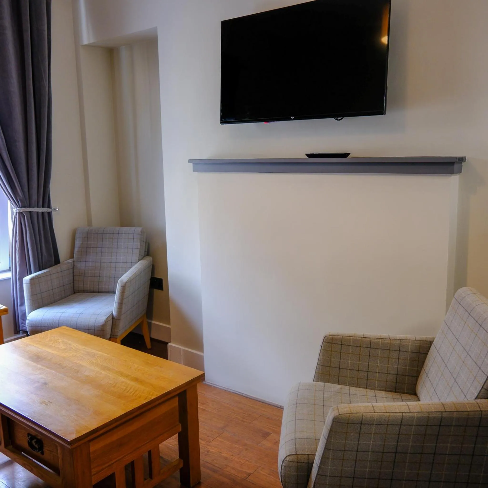 TV and multimedia in Glen Mhor Hotel at Uile-bheist 'Brewstillery'