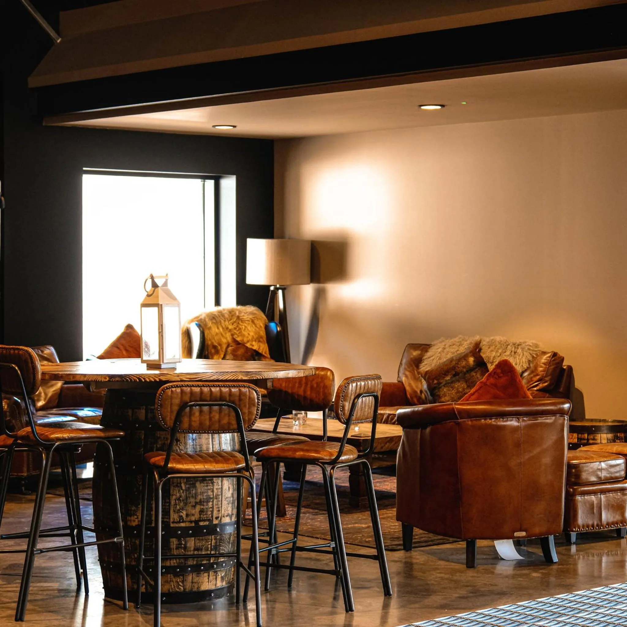 Lounge or bar in Glen Mhor Hotel at Uile-bheist 'Brewstillery'
