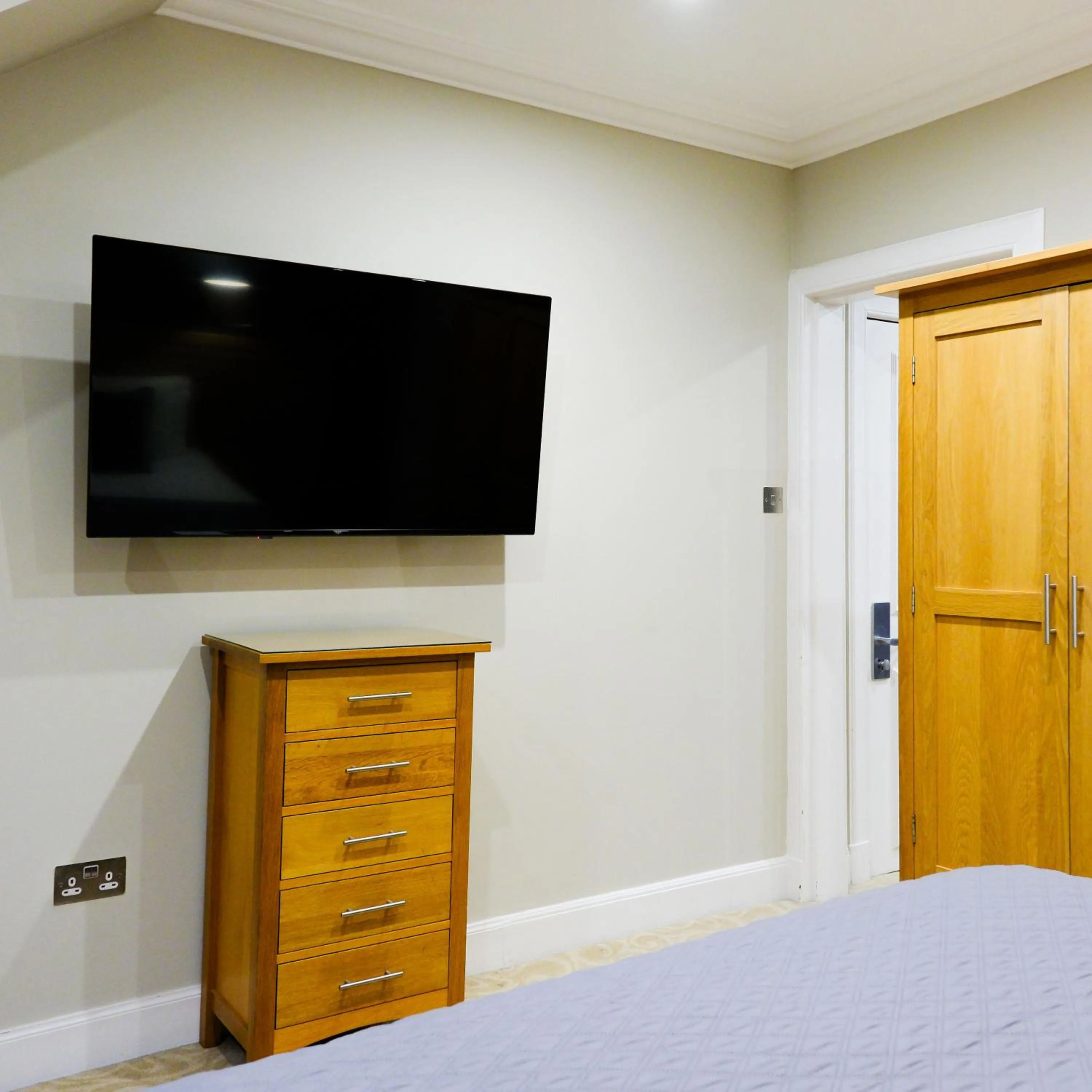 Bed in Glen Mhor Hotel at Uile-bheist 'Brewstillery'