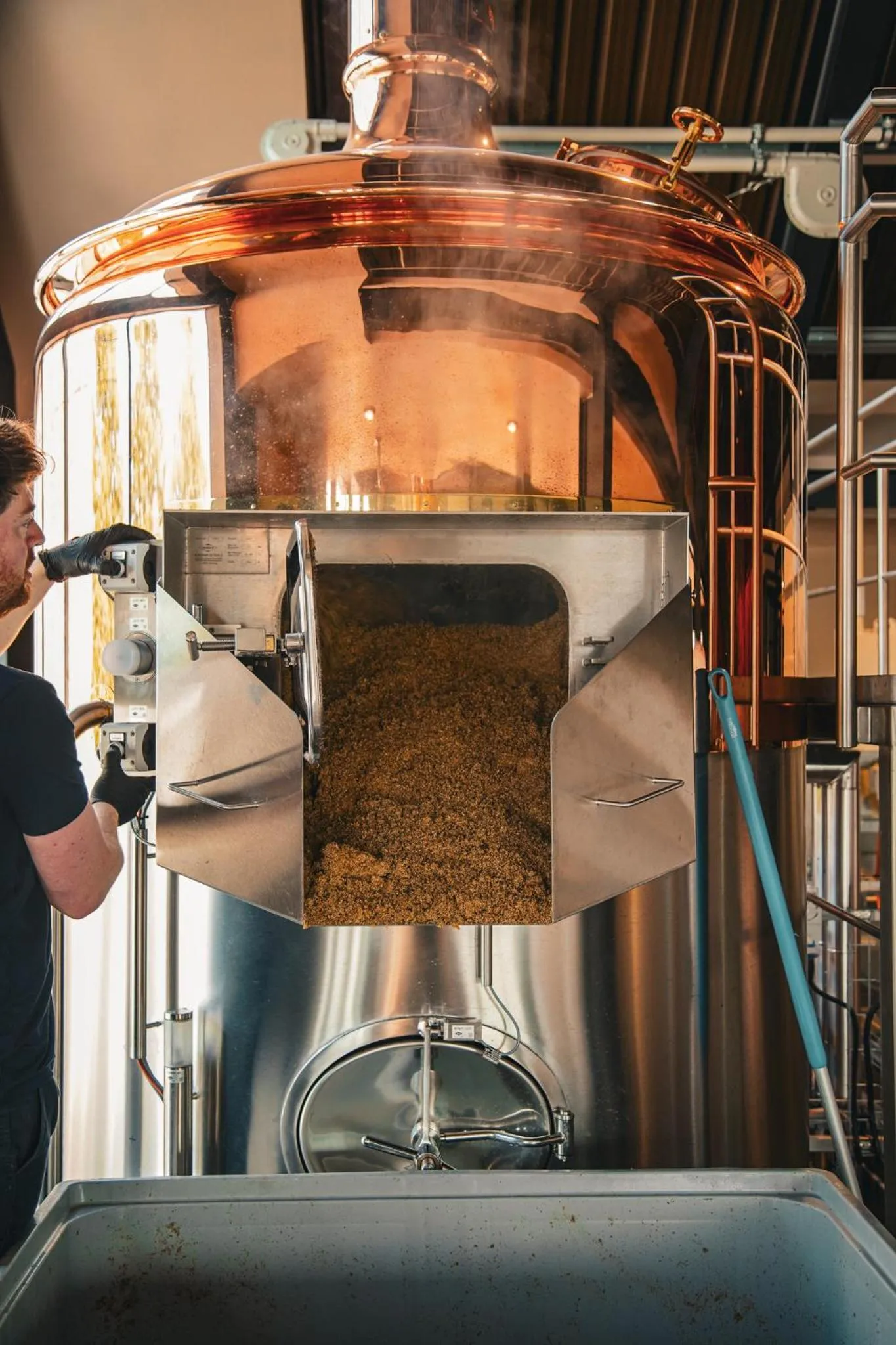 Lounge or bar in Glen Mhor Hotel at Uile-bheist 'Brewstillery'