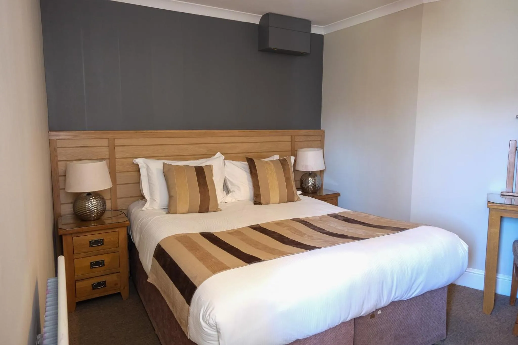 Bed in Glen Mhor Hotel at Uile-bheist 'Brewstillery'