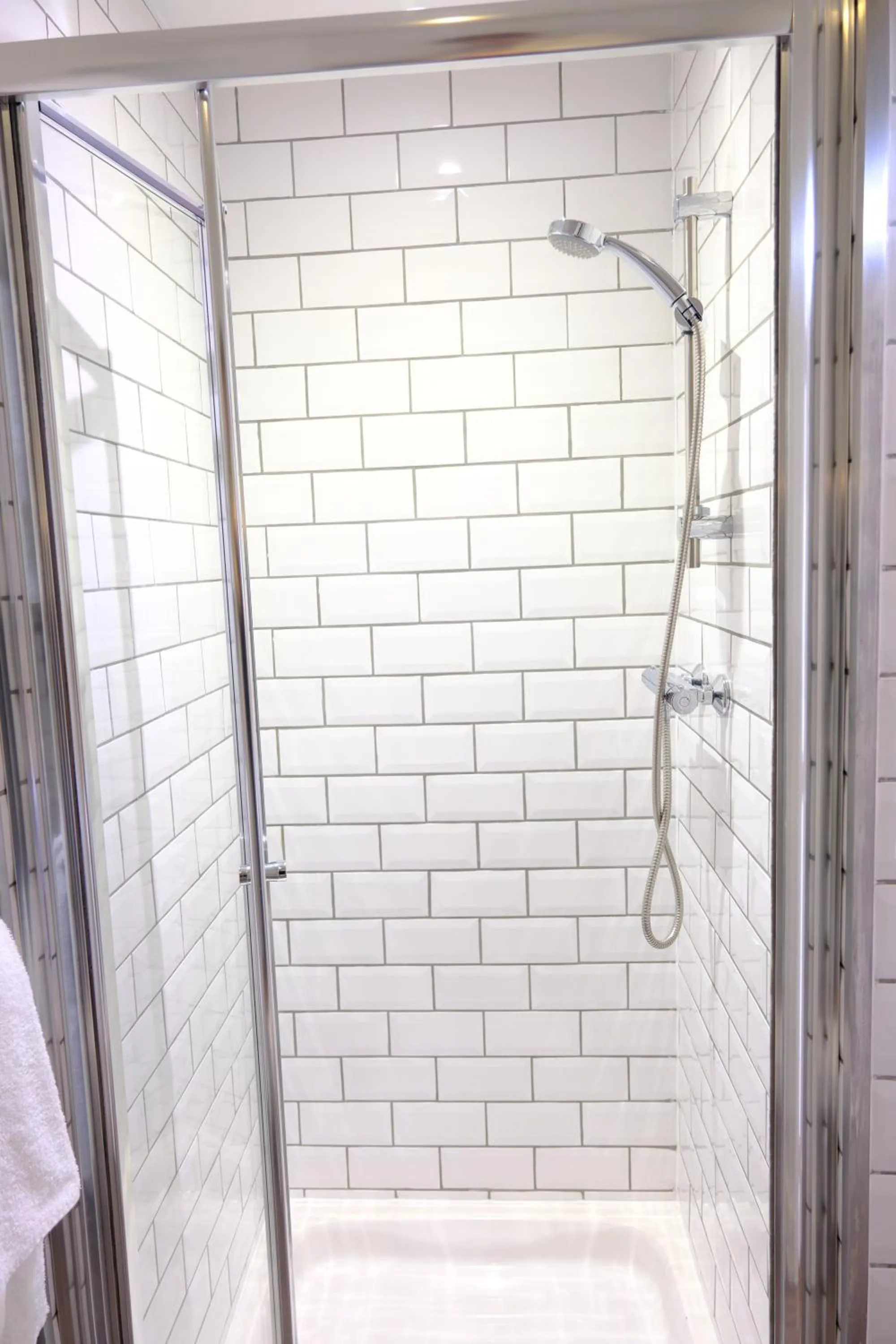 Shower in Glen Mhor Hotel at Uile-bheist 'Brewstillery'