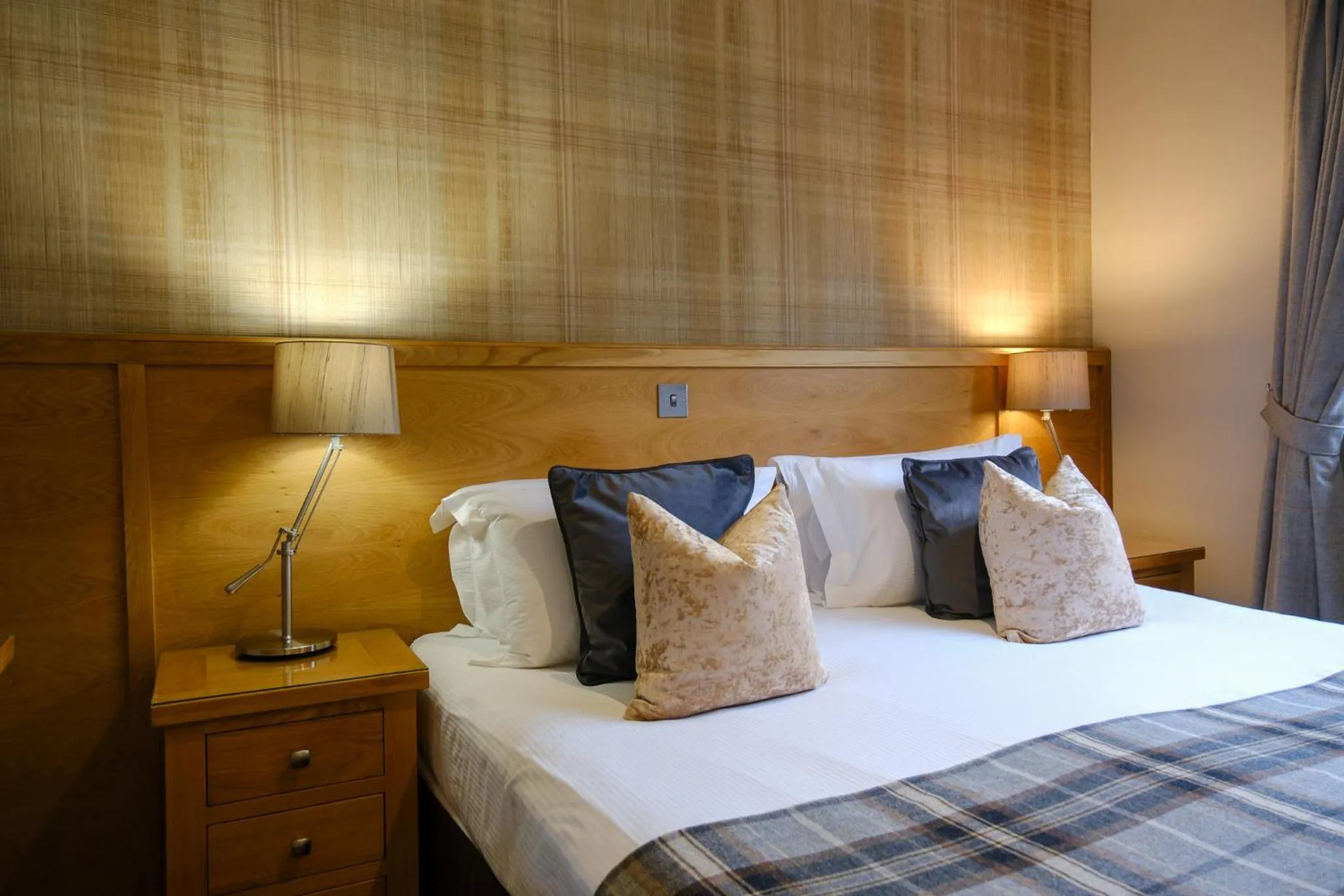 Bed in Glen Mhor Hotel at Uile-bheist 'Brewstillery'